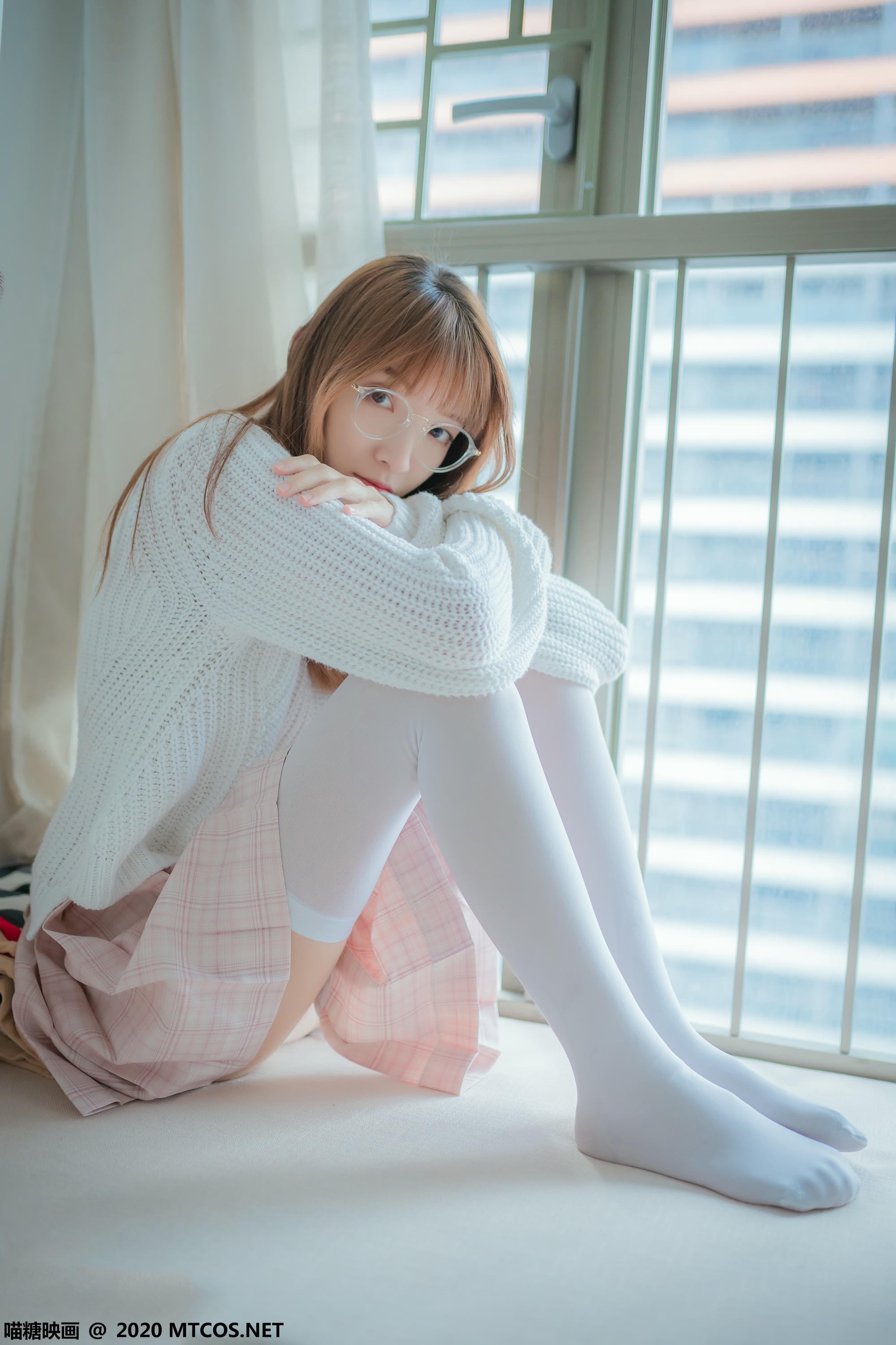 [喵糖映画] VOL.077 粉格裙的眼镜娘[44P／414MB]_第1集