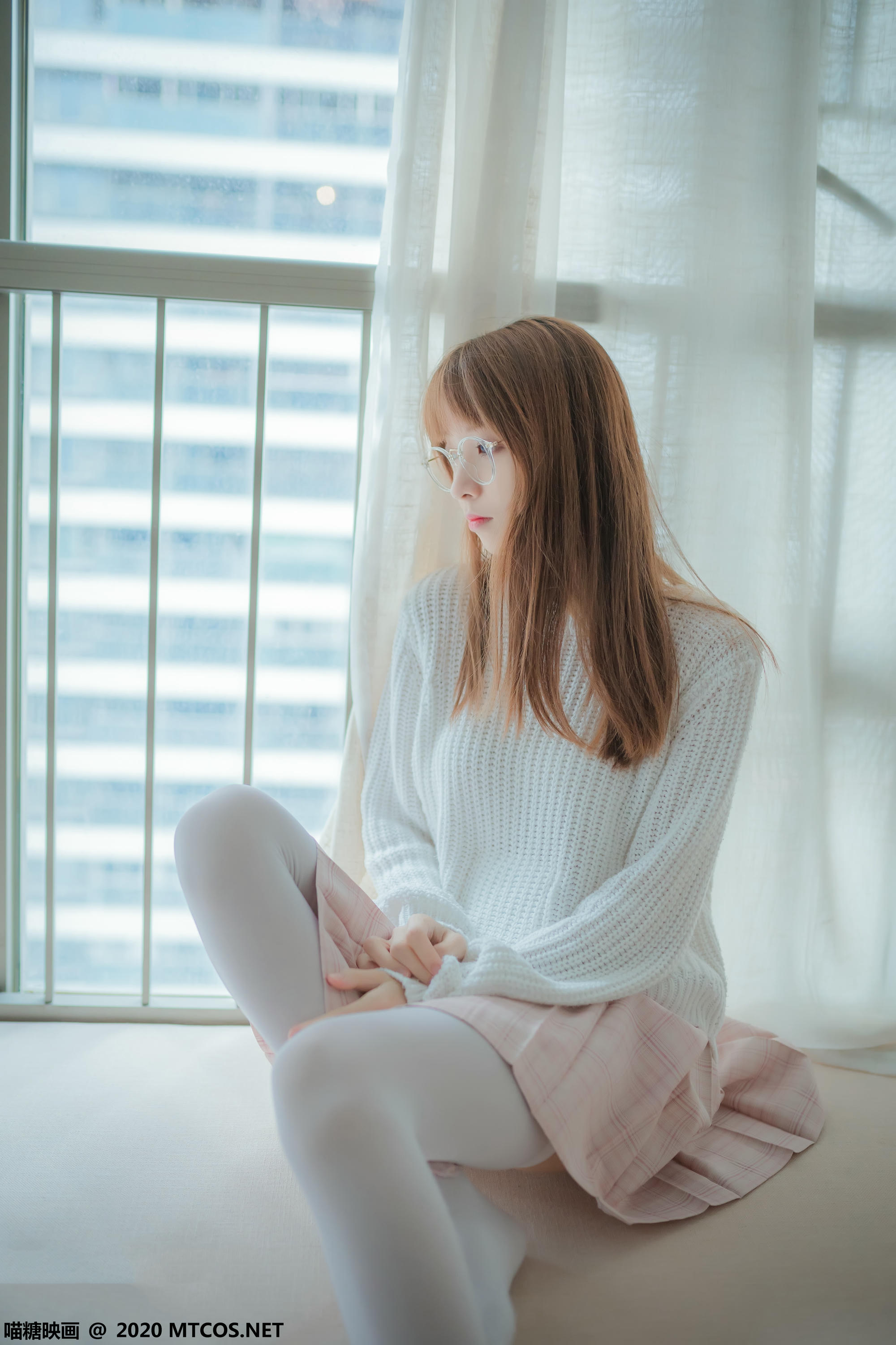 [喵糖映画] VOL.077 粉格裙的眼镜娘[44P／414MB]_第1集