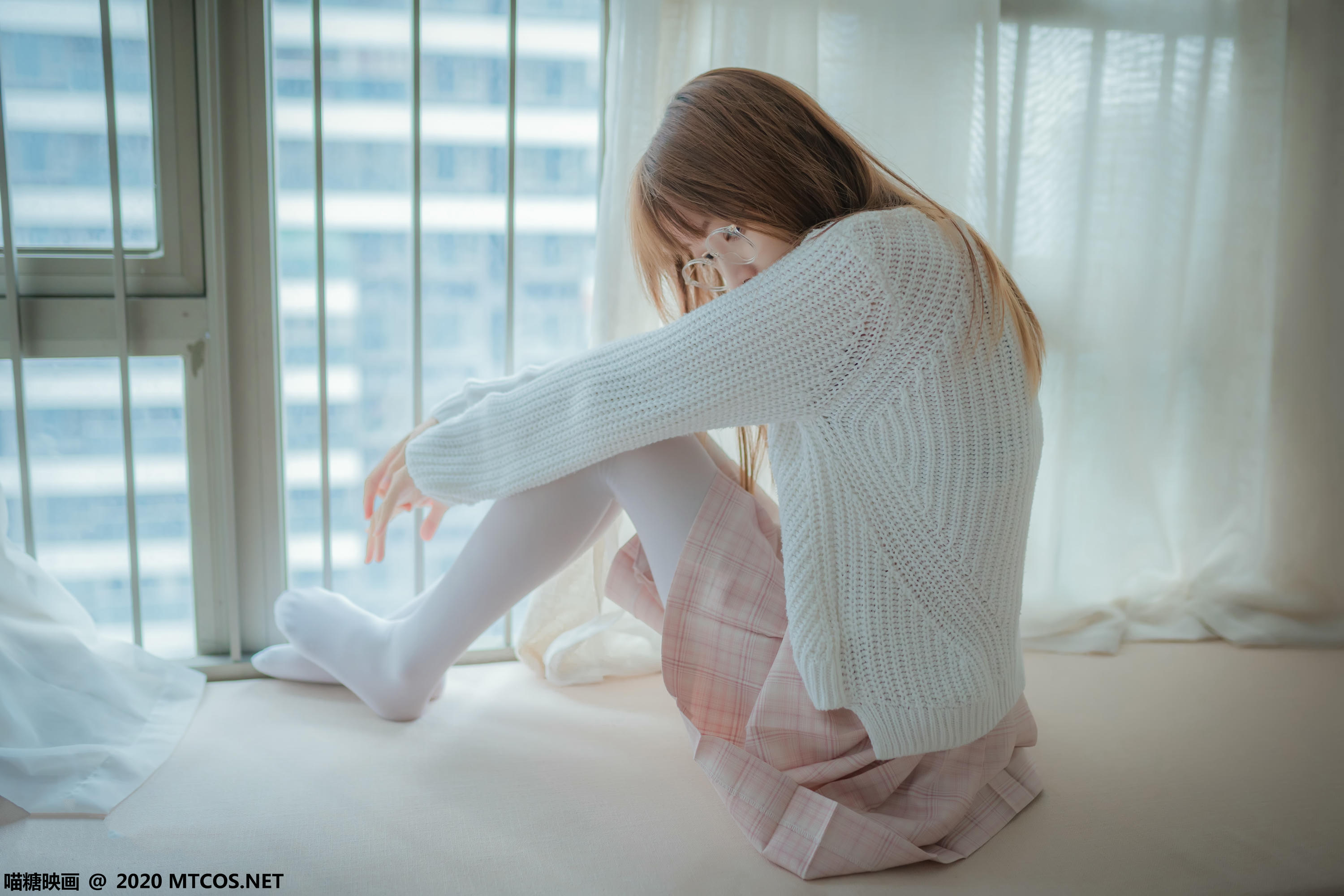 [喵糖映画] VOL.077 粉格裙的眼镜娘[44P／414MB]_第1集