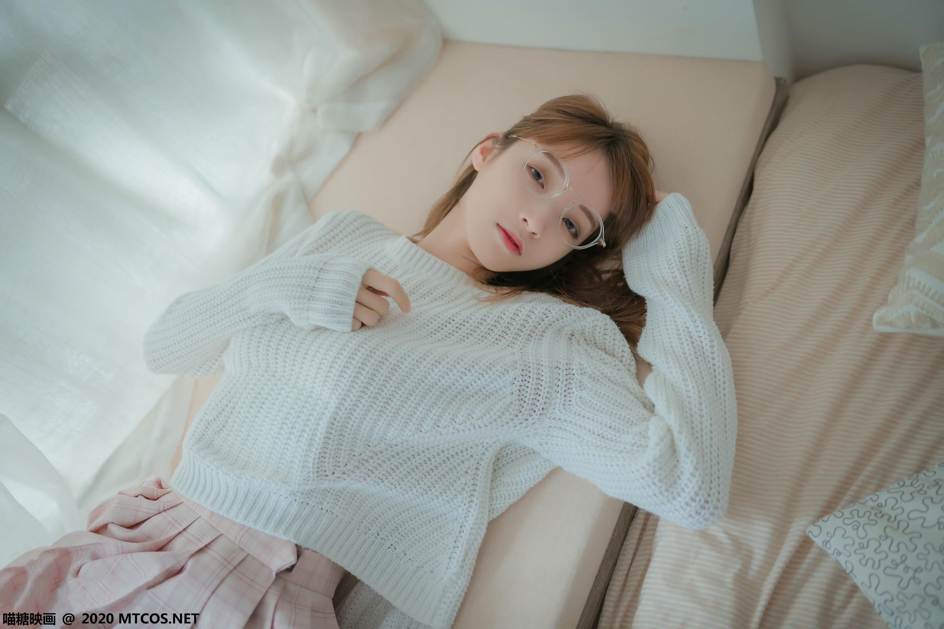 [喵糖映画] VOL.077 粉格裙的眼镜娘[44P／414MB]_第1集