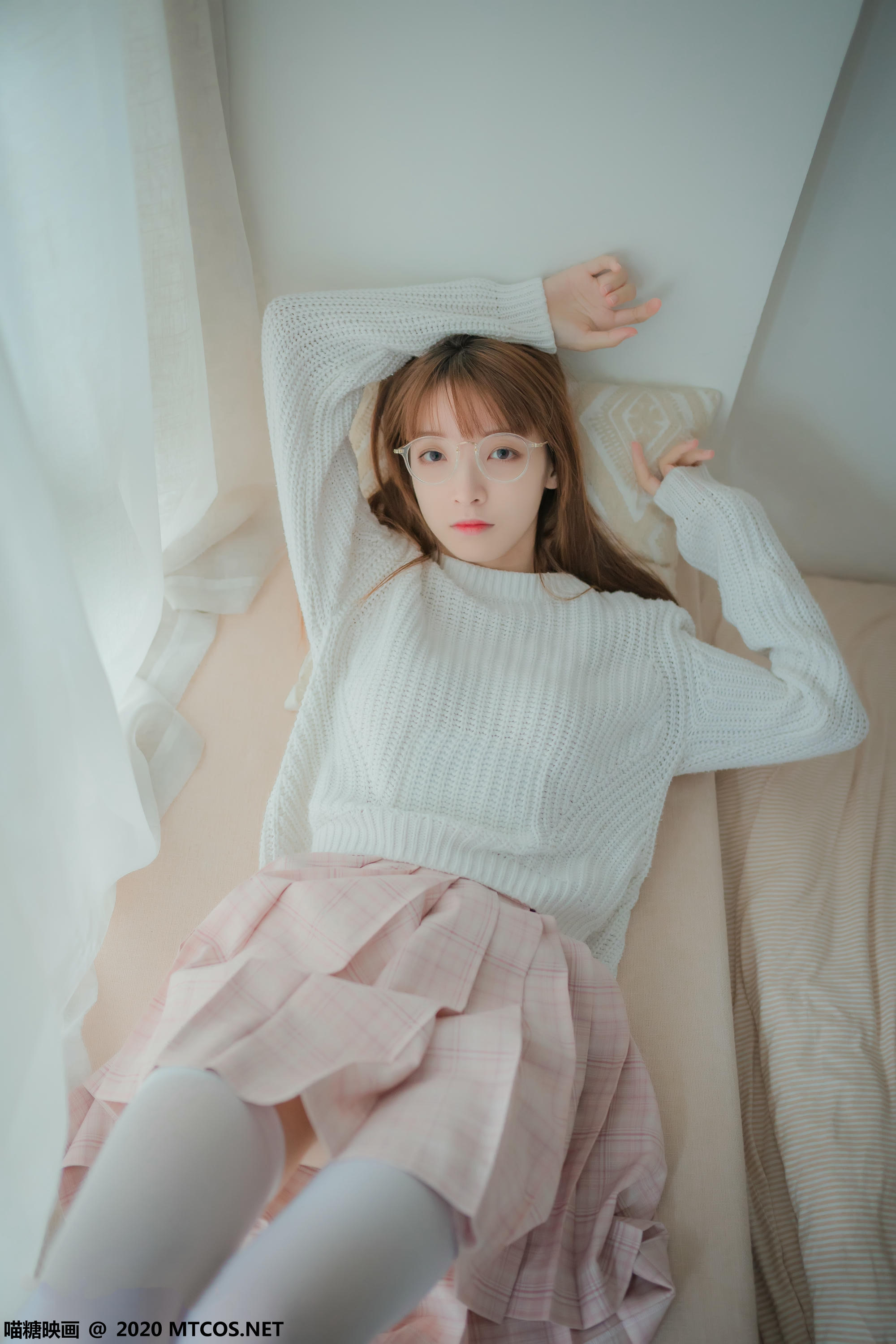 [喵糖映画] VOL.077 粉格裙的眼镜娘[44P／414MB]_第1集