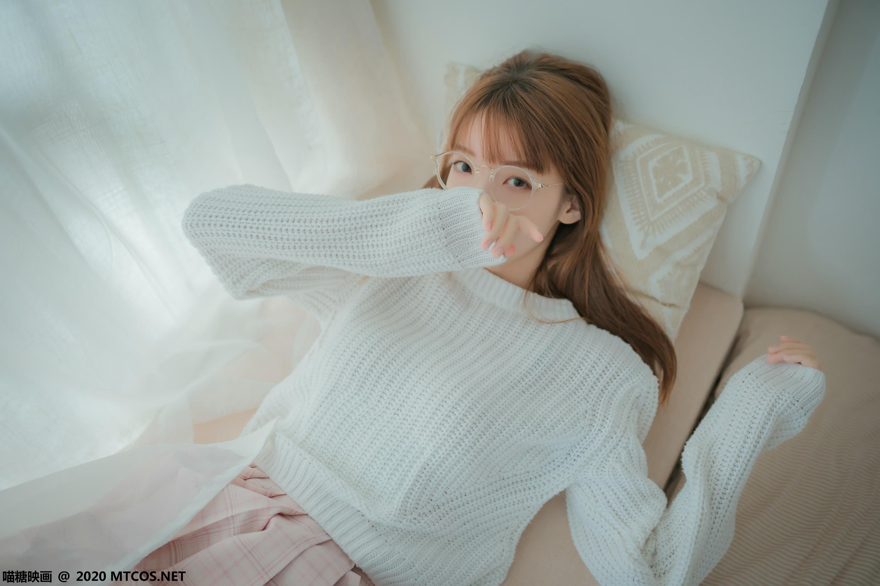 [喵糖映画] VOL.077 粉格裙的眼镜娘[44P／414MB]_第1集