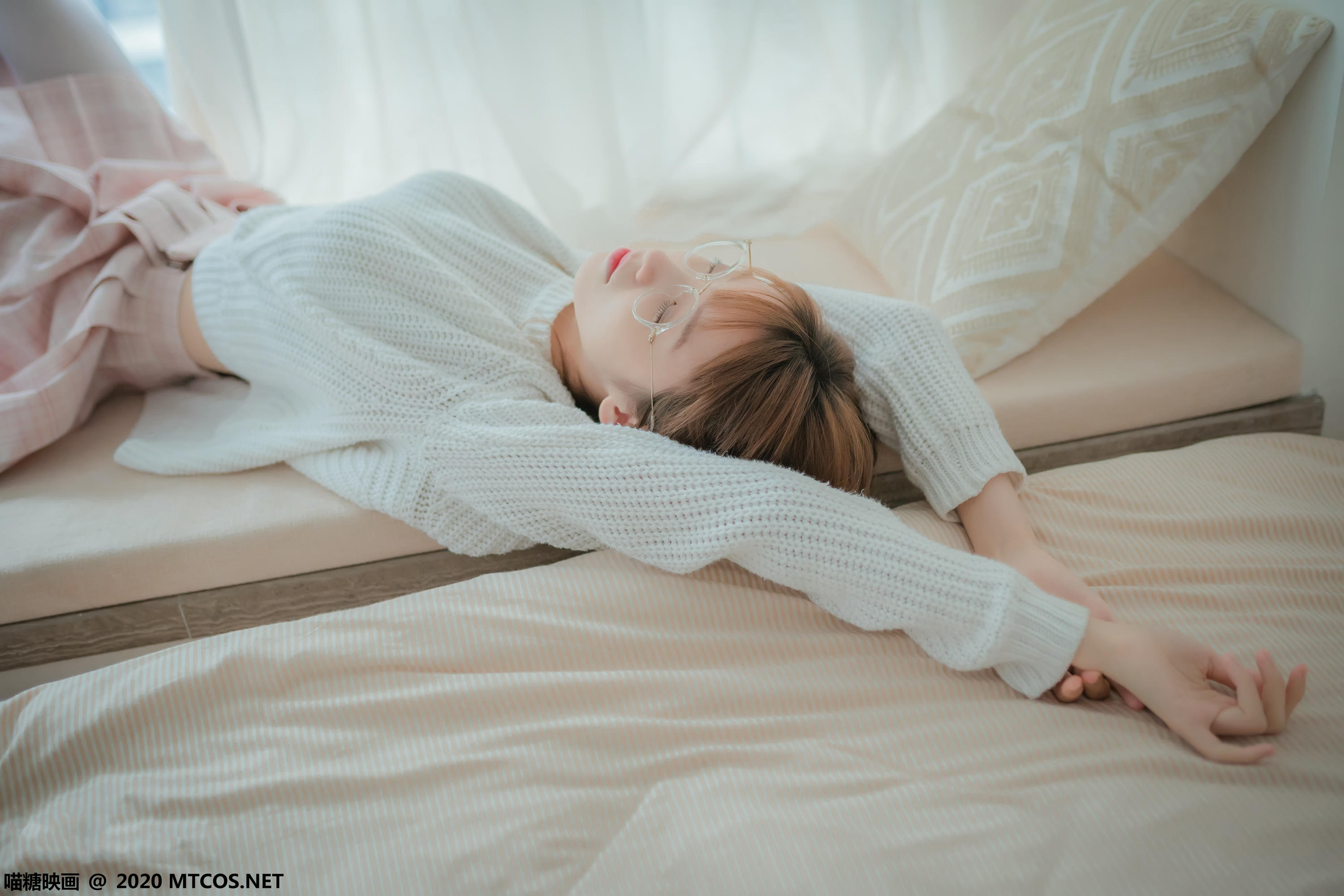 [喵糖映画] VOL.077 粉格裙的眼镜娘[44P／414MB]_第1集