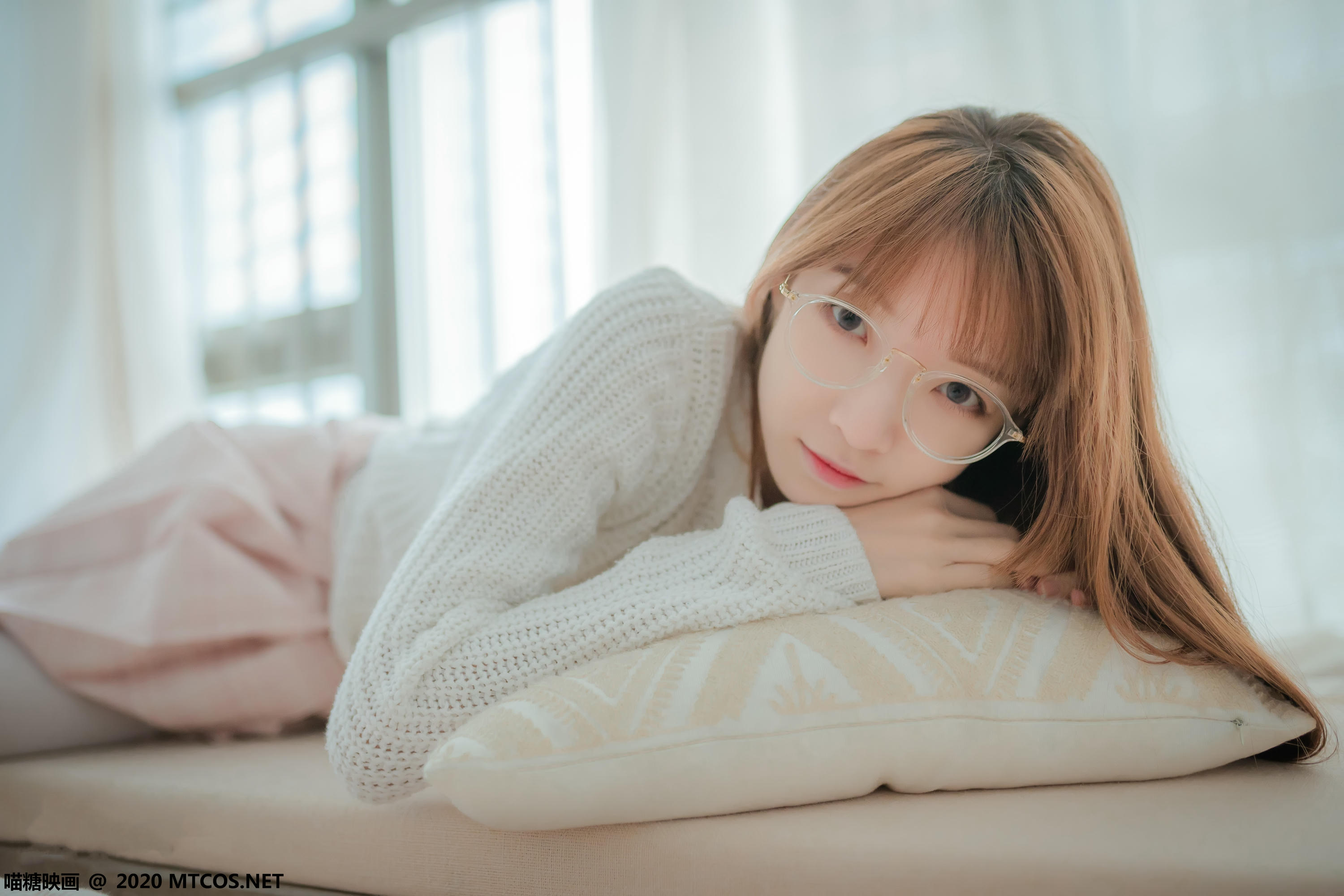 [喵糖映画] VOL.077 粉格裙的眼镜娘[44P／414MB]_第1集