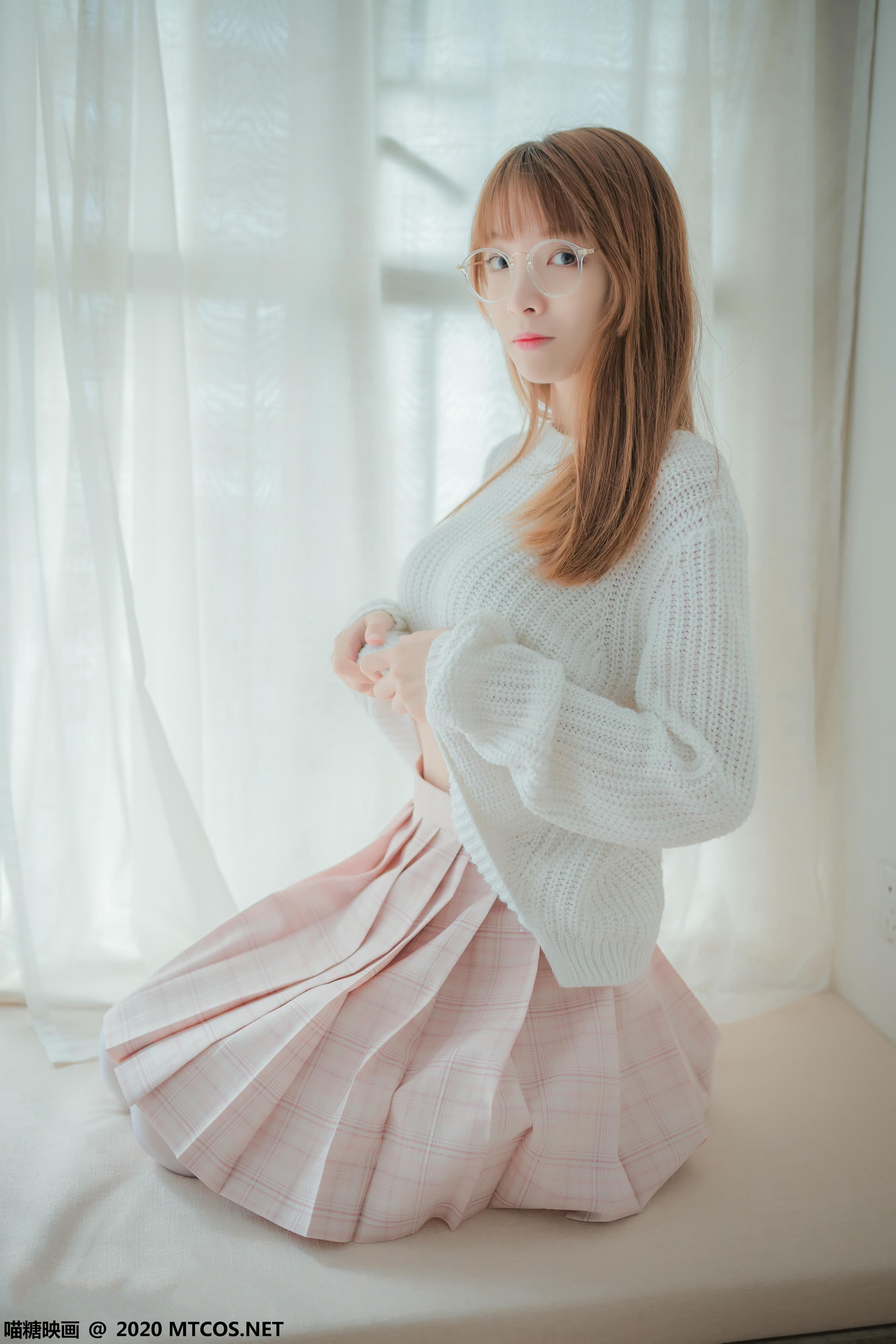 [喵糖映画] VOL.077 粉格裙的眼镜娘[44P／414MB]_第1集