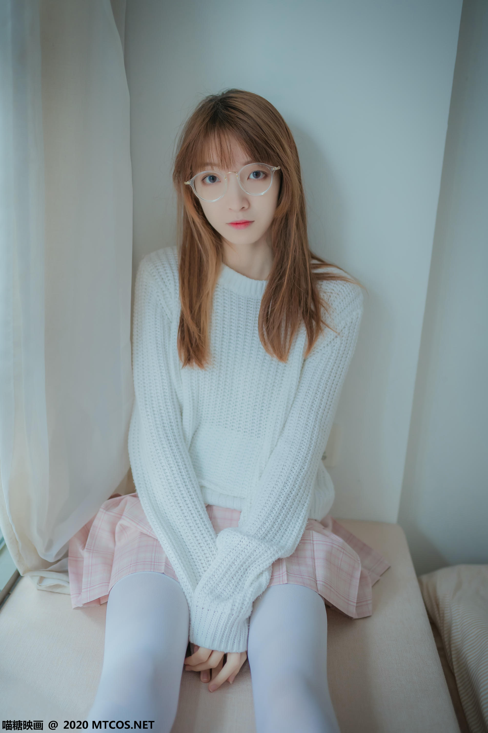 [喵糖映画] VOL.077 粉格裙的眼镜娘[44P／414MB]_第1集