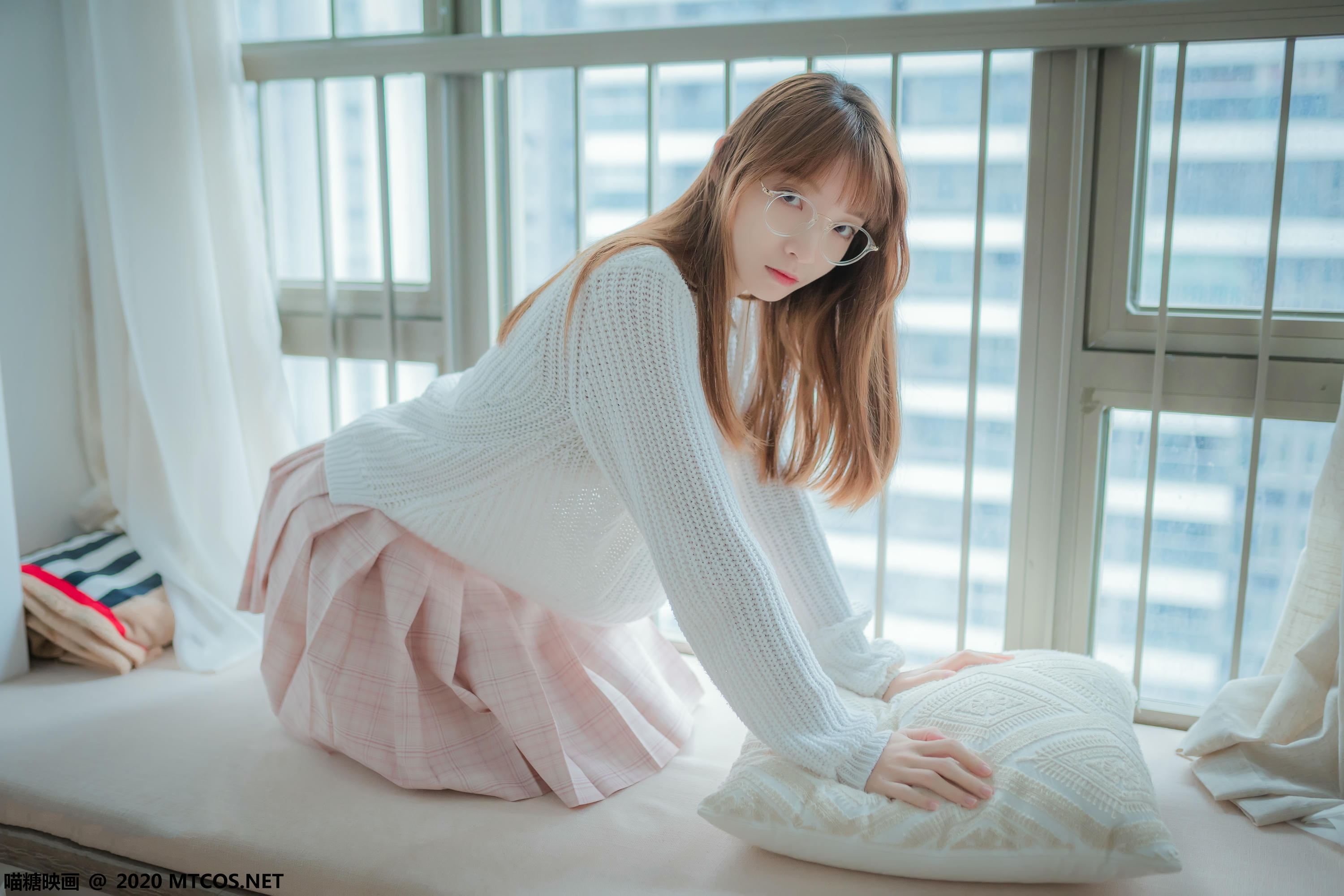 [喵糖映画] VOL.077 粉格裙的眼镜娘[44P／414MB]_第1集