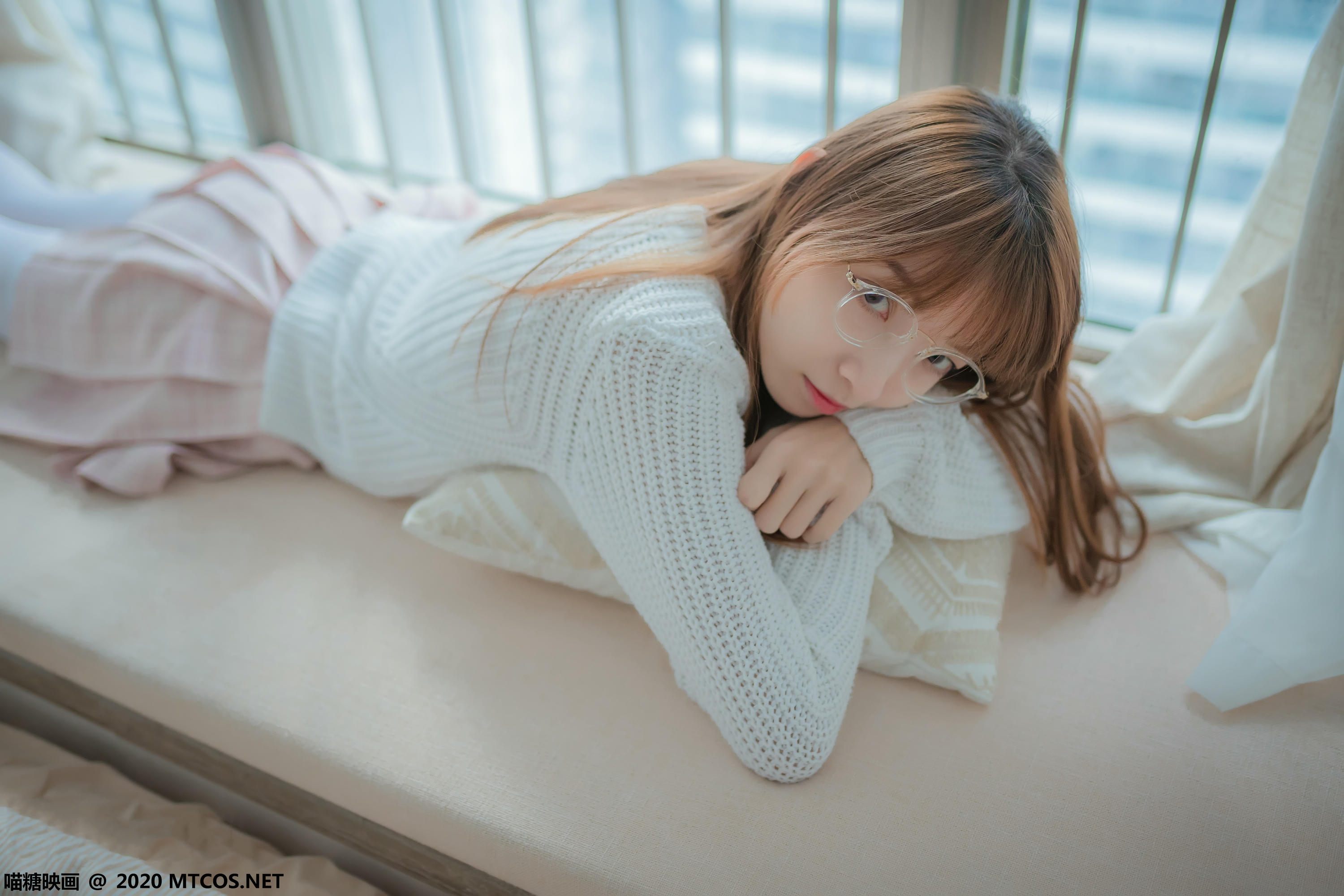 [喵糖映画] VOL.077 粉格裙的眼镜娘[44P／414MB]_第2集