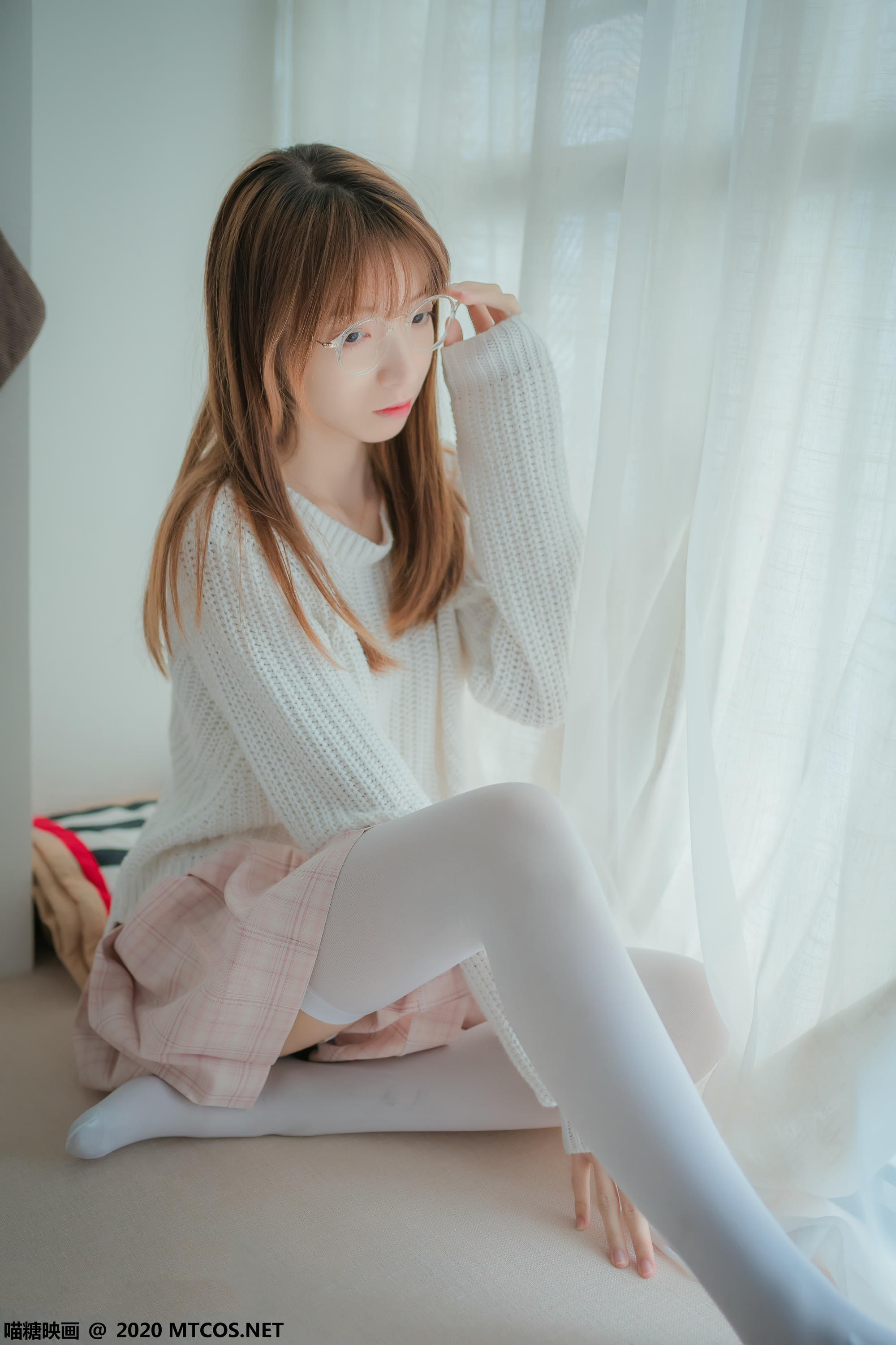 [喵糖映画] VOL.077 粉格裙的眼镜娘[44P／414MB]_第2集