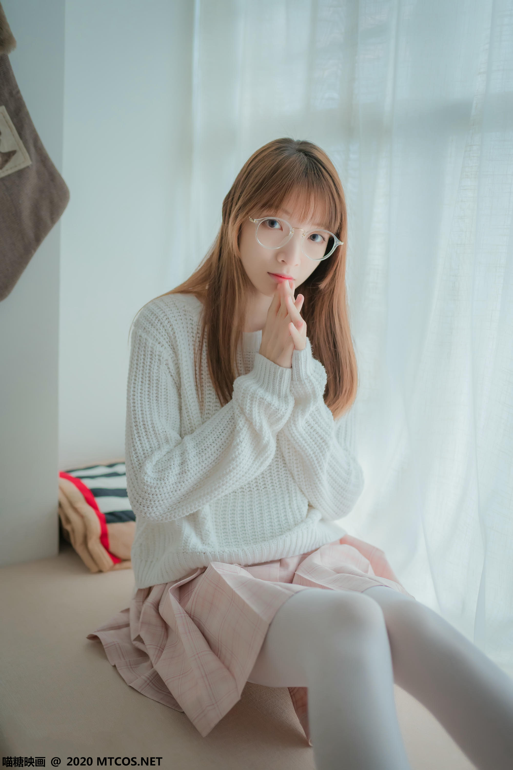 [喵糖映画] VOL.077 粉格裙的眼镜娘[44P／414MB]_第2集