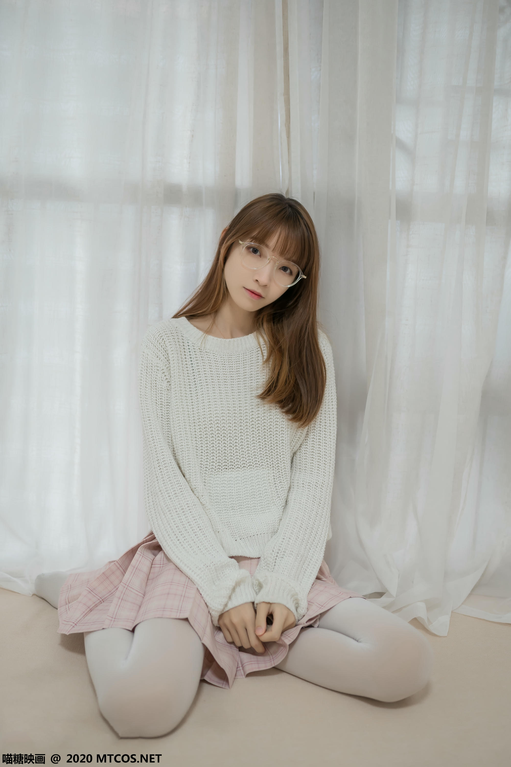 [喵糖映画] VOL.077 粉格裙的眼镜娘[44P／414MB]_第2集