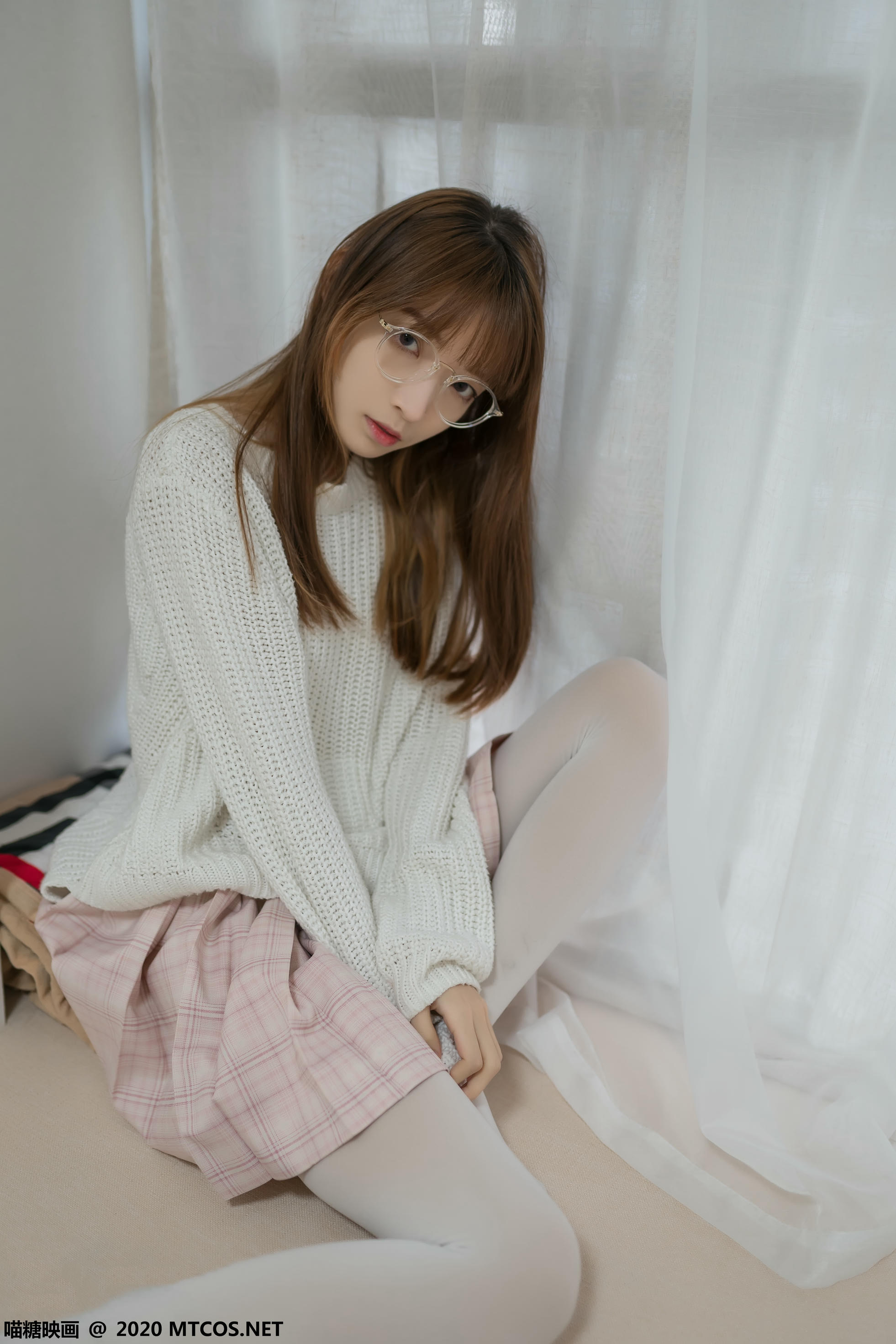 [喵糖映画] VOL.077 粉格裙的眼镜娘[44P／414MB]_第2集