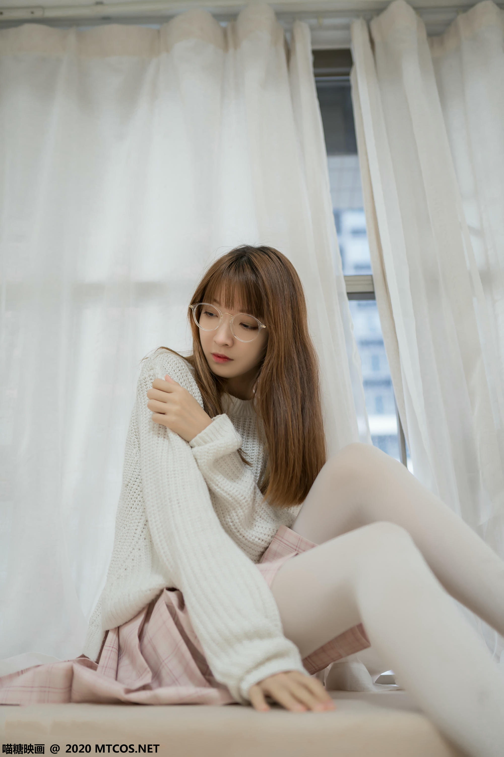 [喵糖映画] VOL.077 粉格裙的眼镜娘[44P／414MB]_第2集