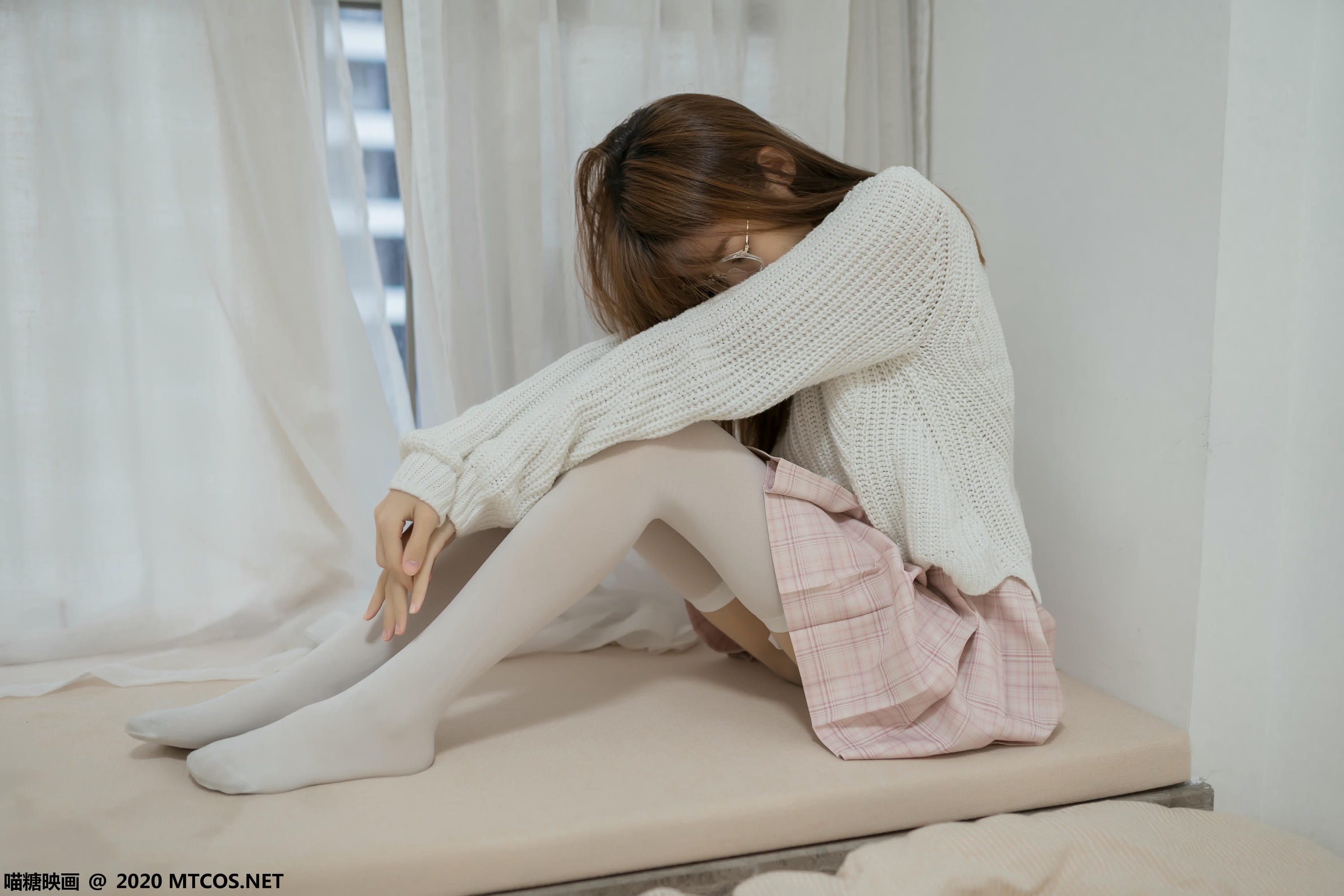 [喵糖映画] VOL.077 粉格裙的眼镜娘[44P／414MB]_第2集