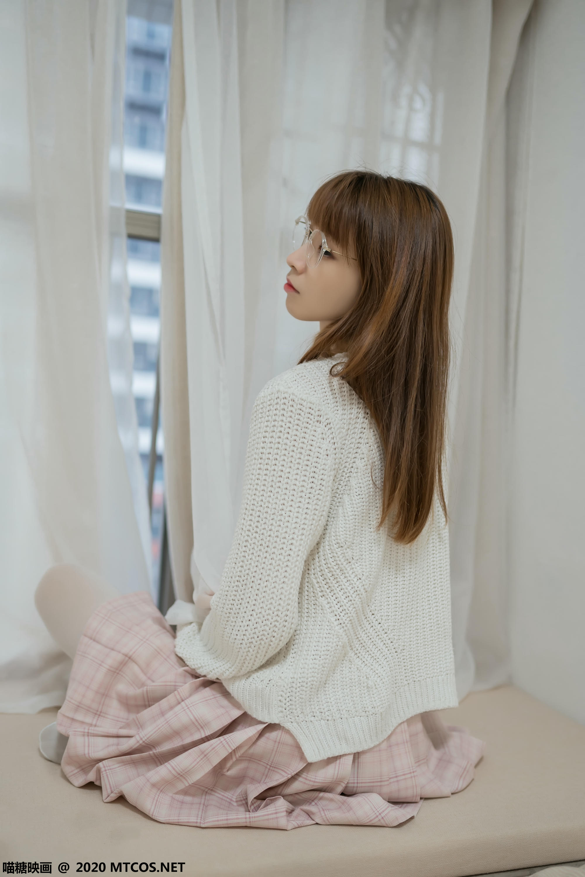 [喵糖映画] VOL.077 粉格裙的眼镜娘[44P／414MB]_第2集