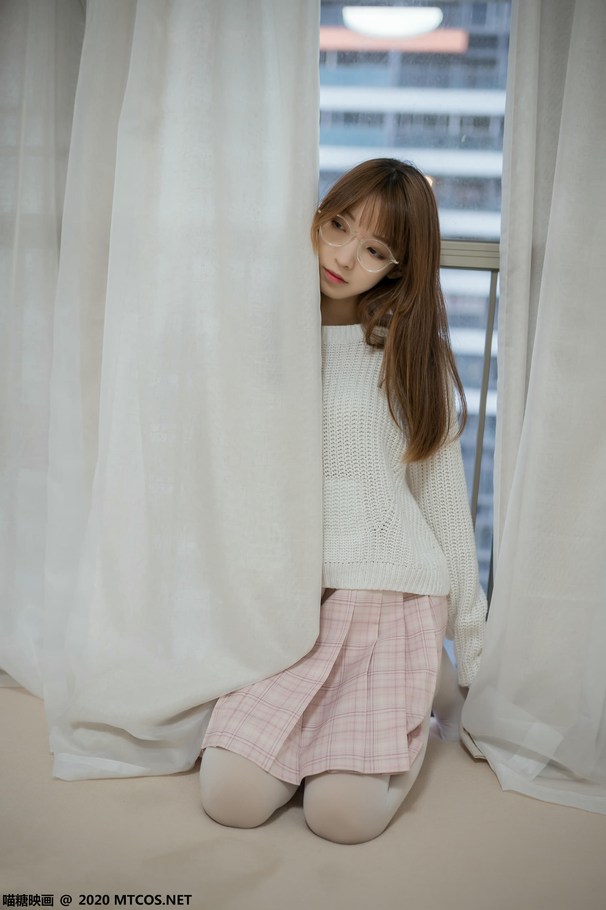 [喵糖映画] VOL.077 粉格裙的眼镜娘[44P／414MB]_第2集