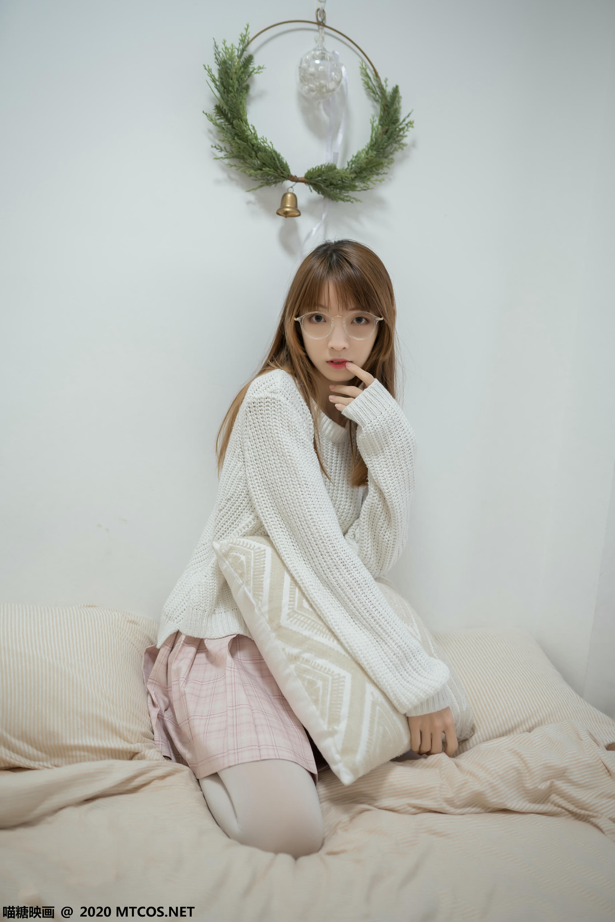 [喵糖映画] VOL.077 粉格裙的眼镜娘[44P／414MB]_第2集