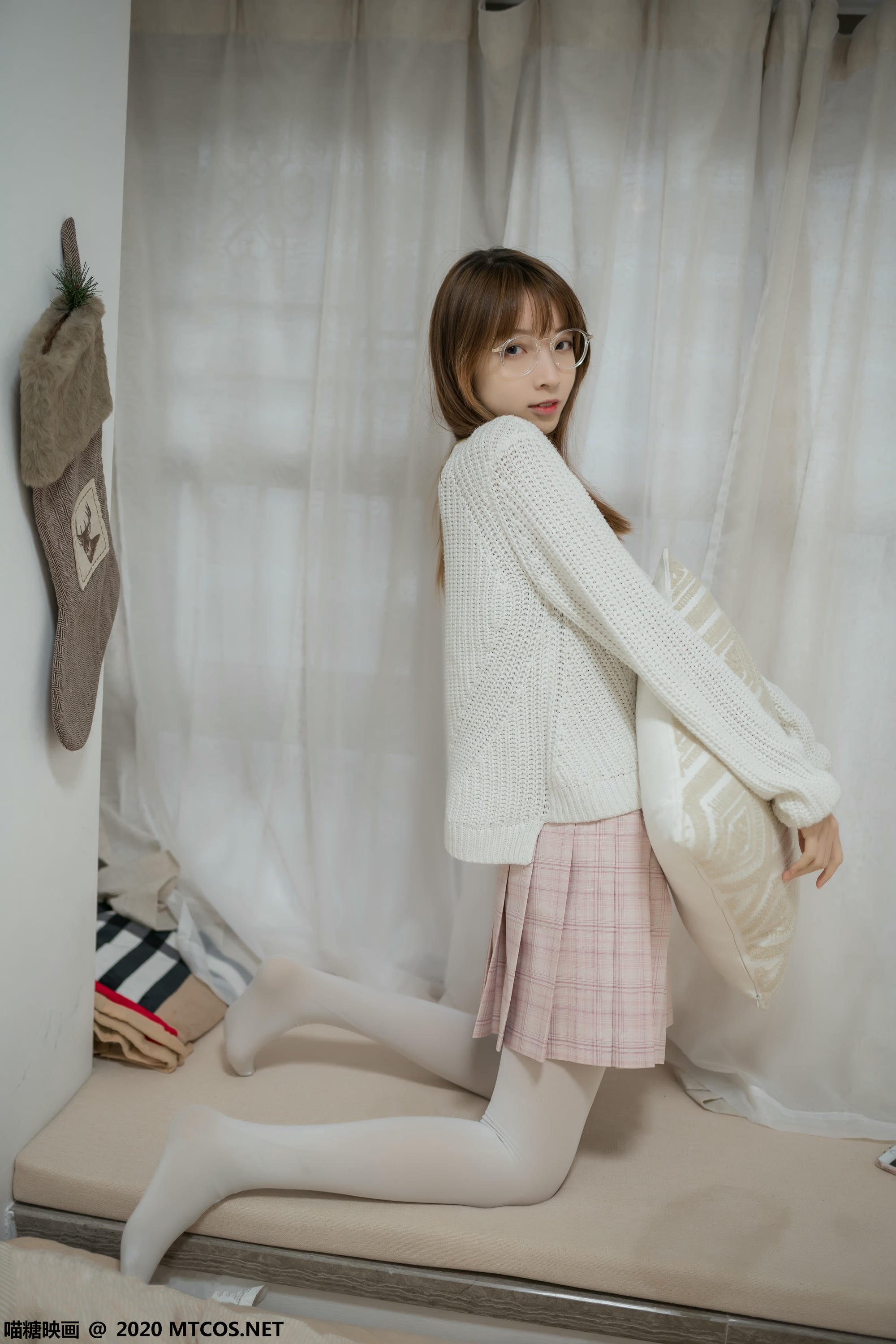 [喵糖映画] VOL.077 粉格裙的眼镜娘[44P／414MB]_第2集