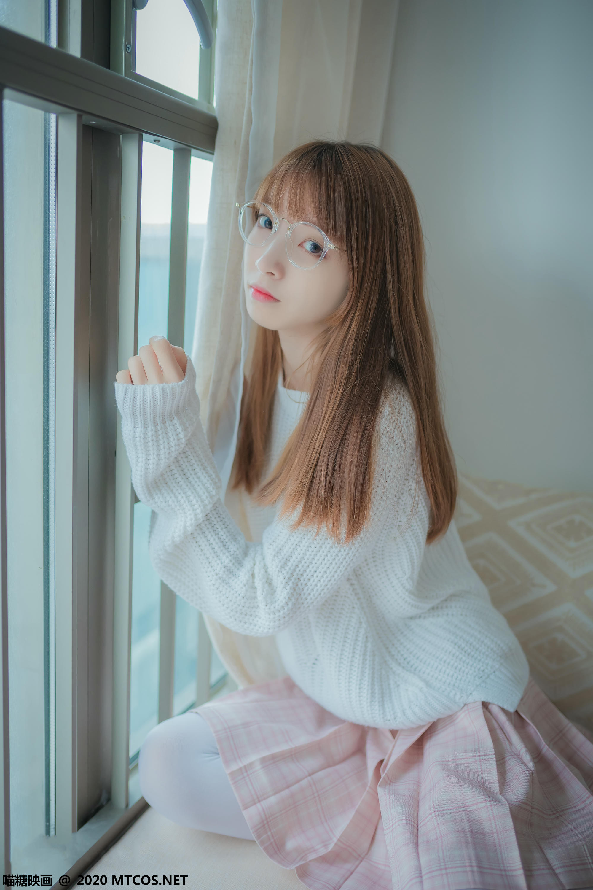 [喵糖映画] VOL.077 粉格裙的眼镜娘[44P／414MB]_第1集