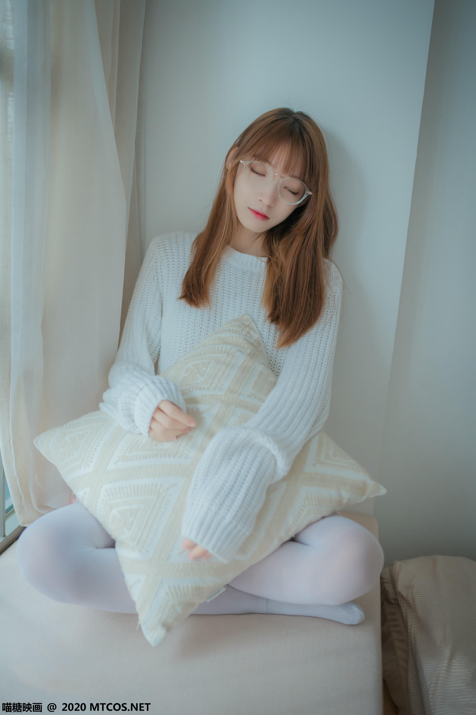 [喵糖映画] VOL.077 粉格裙的眼镜娘[44P／414MB]_第1集