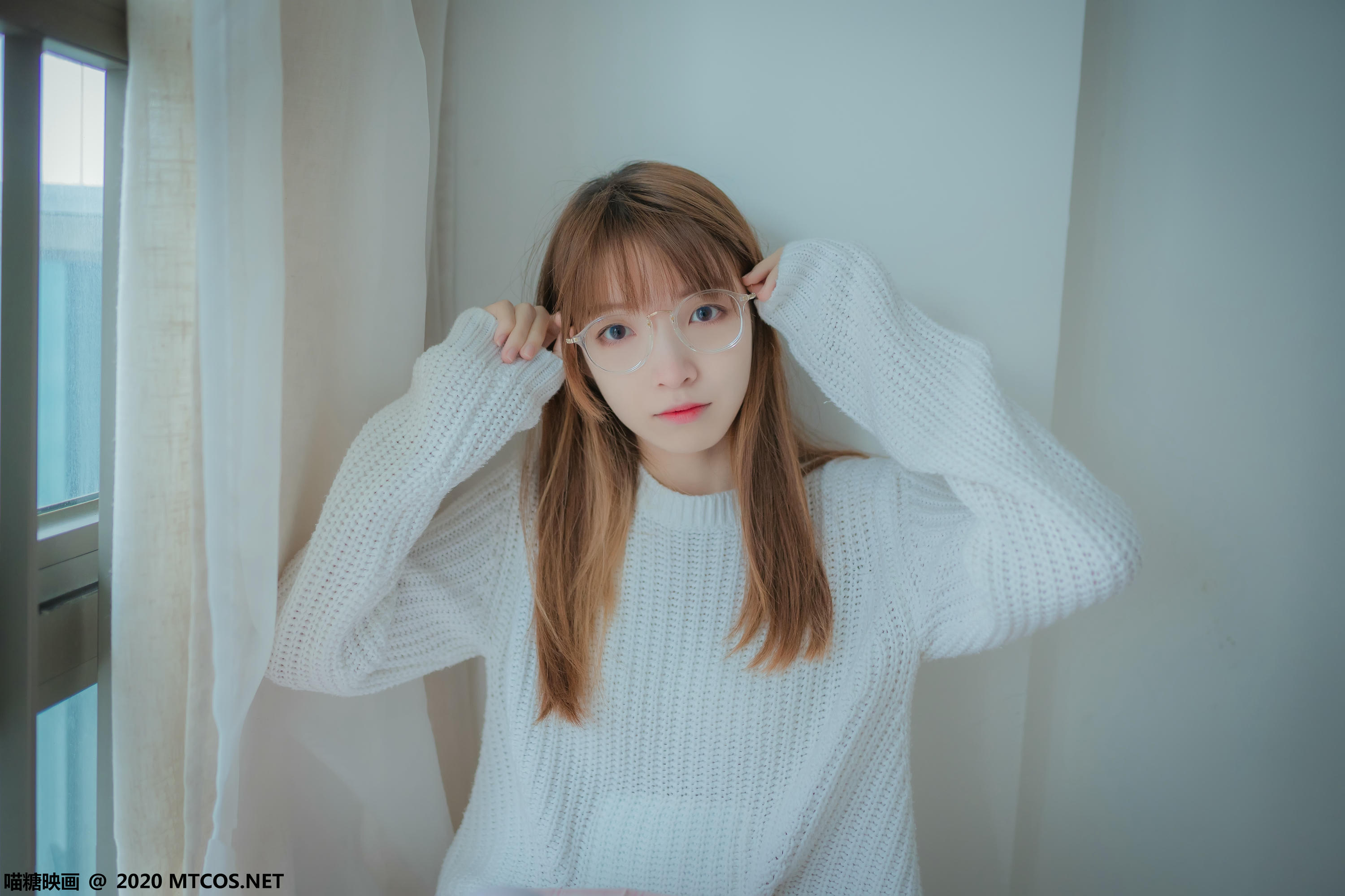 [喵糖映画] VOL.077 粉格裙的眼镜娘[44P／414MB]_第1集