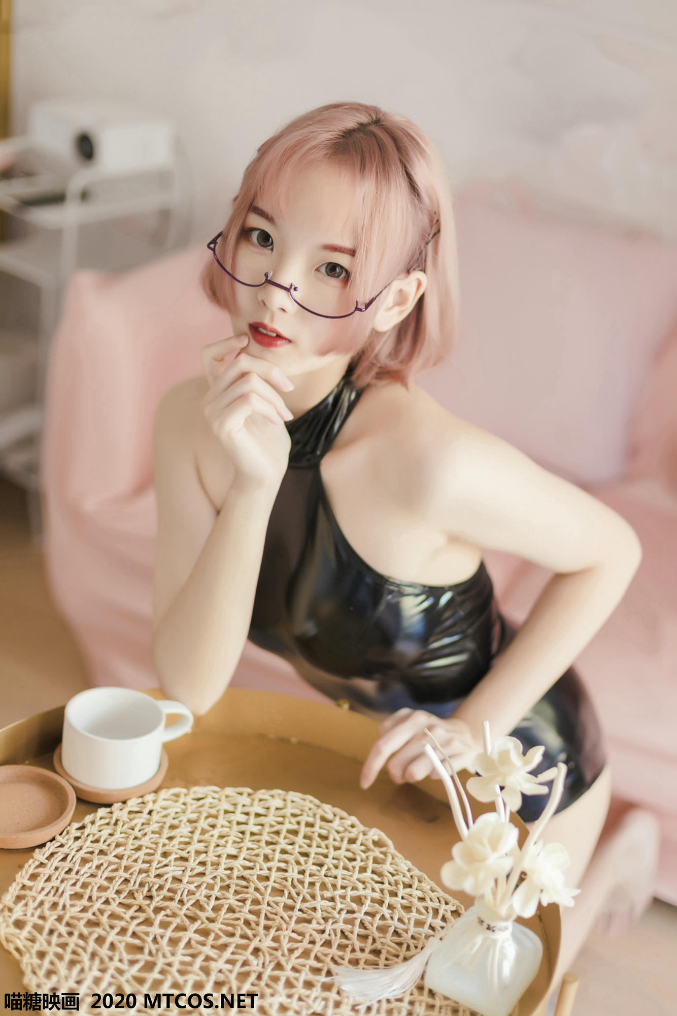 [喵糖映画] VOL.110 长腿眼镜娘[43P／210M]_第1集