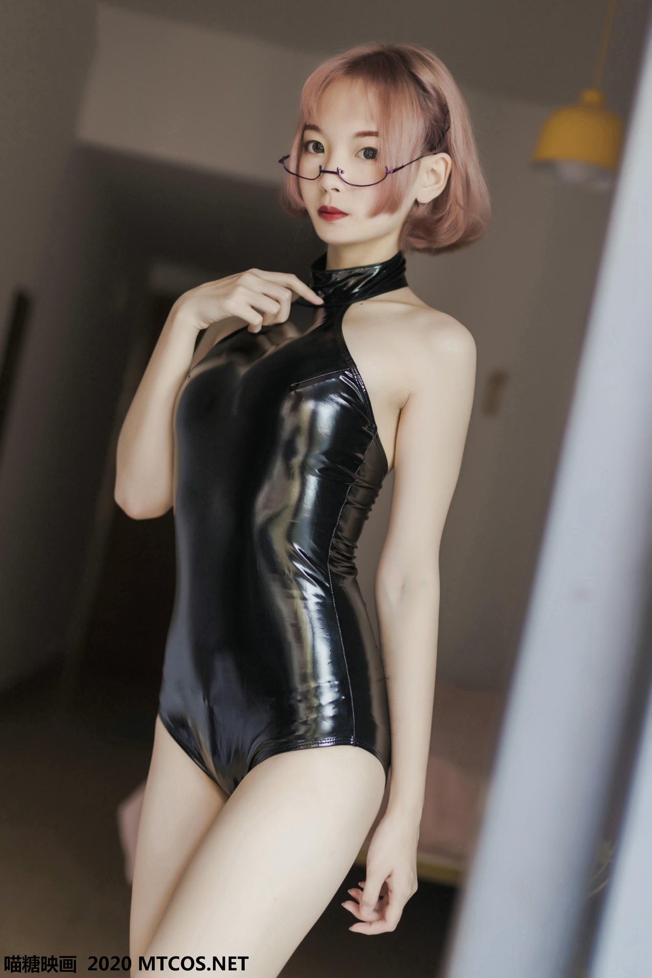 [喵糖映画] VOL.110 长腿眼镜娘[43P／210M]_第1集