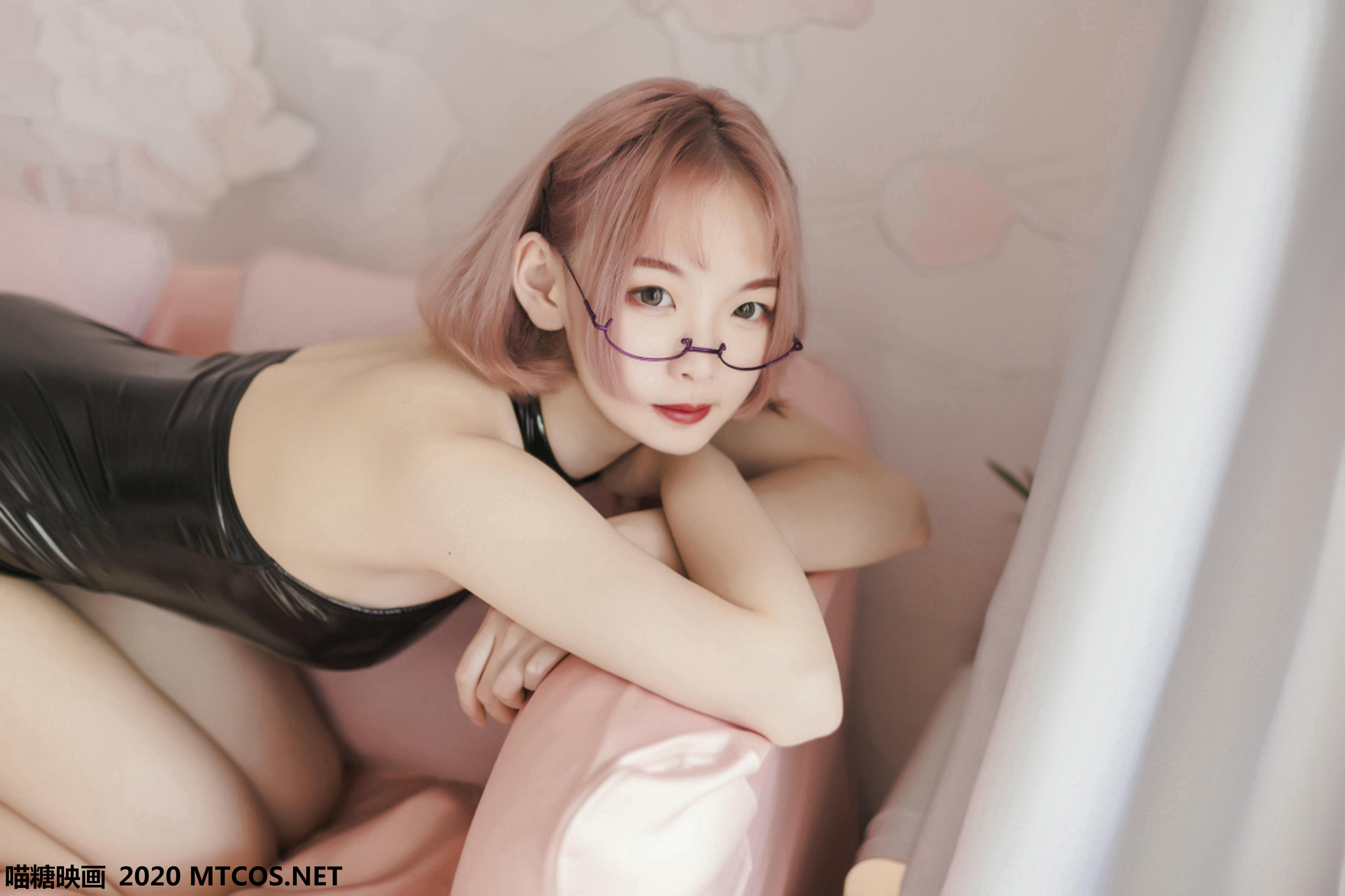 [喵糖映画] VOL.110 长腿眼镜娘[43P／210M]_第2集