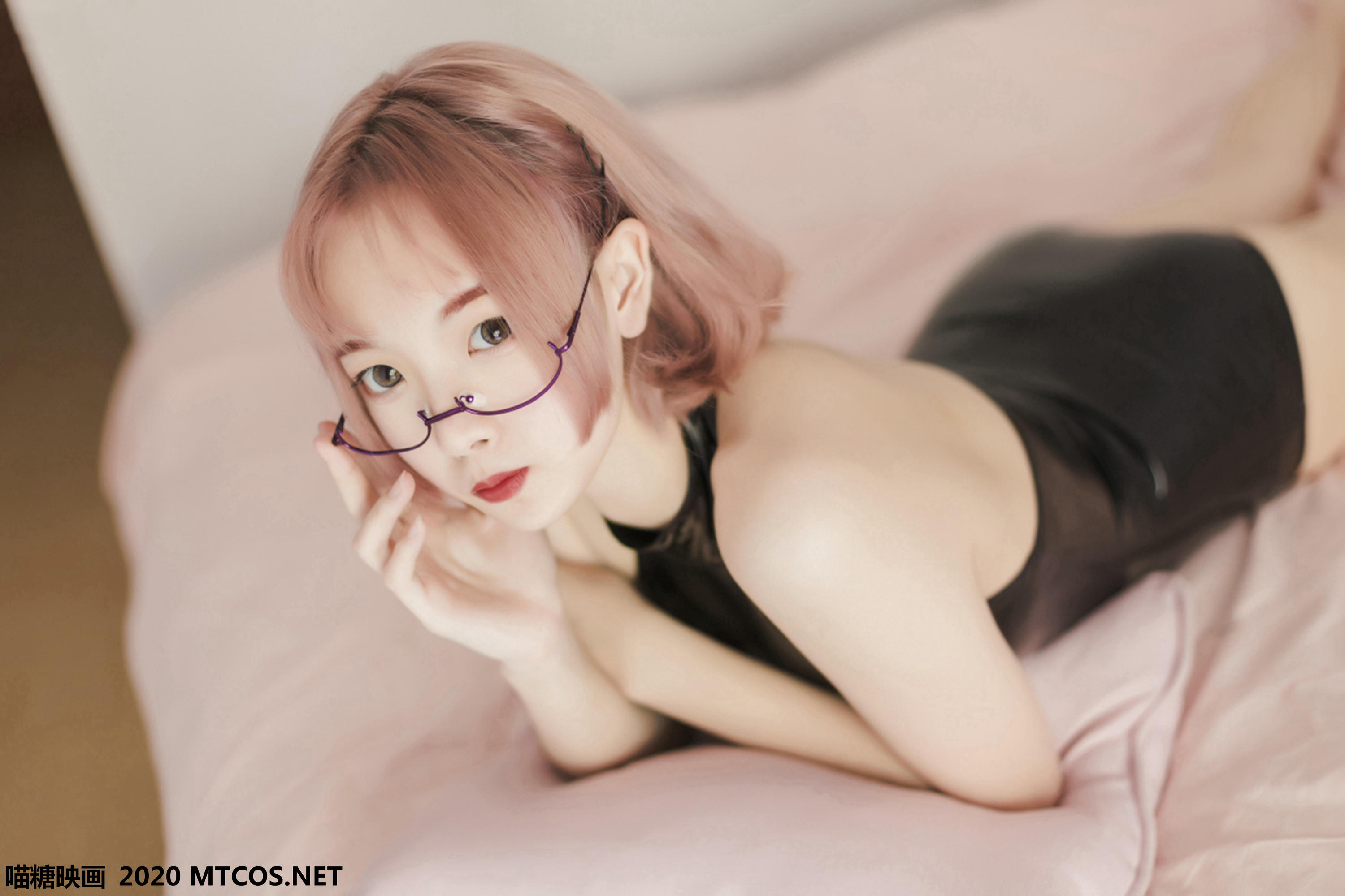 [喵糖映画] VOL.110 长腿眼镜娘[43P／210M]_第2集