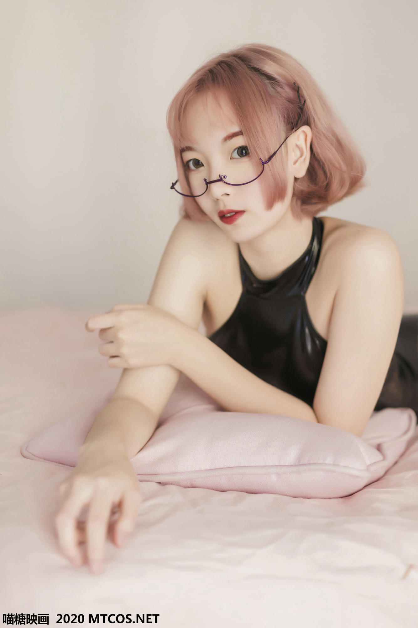 [喵糖映画] VOL.110 长腿眼镜娘[43P／210M]_第2集