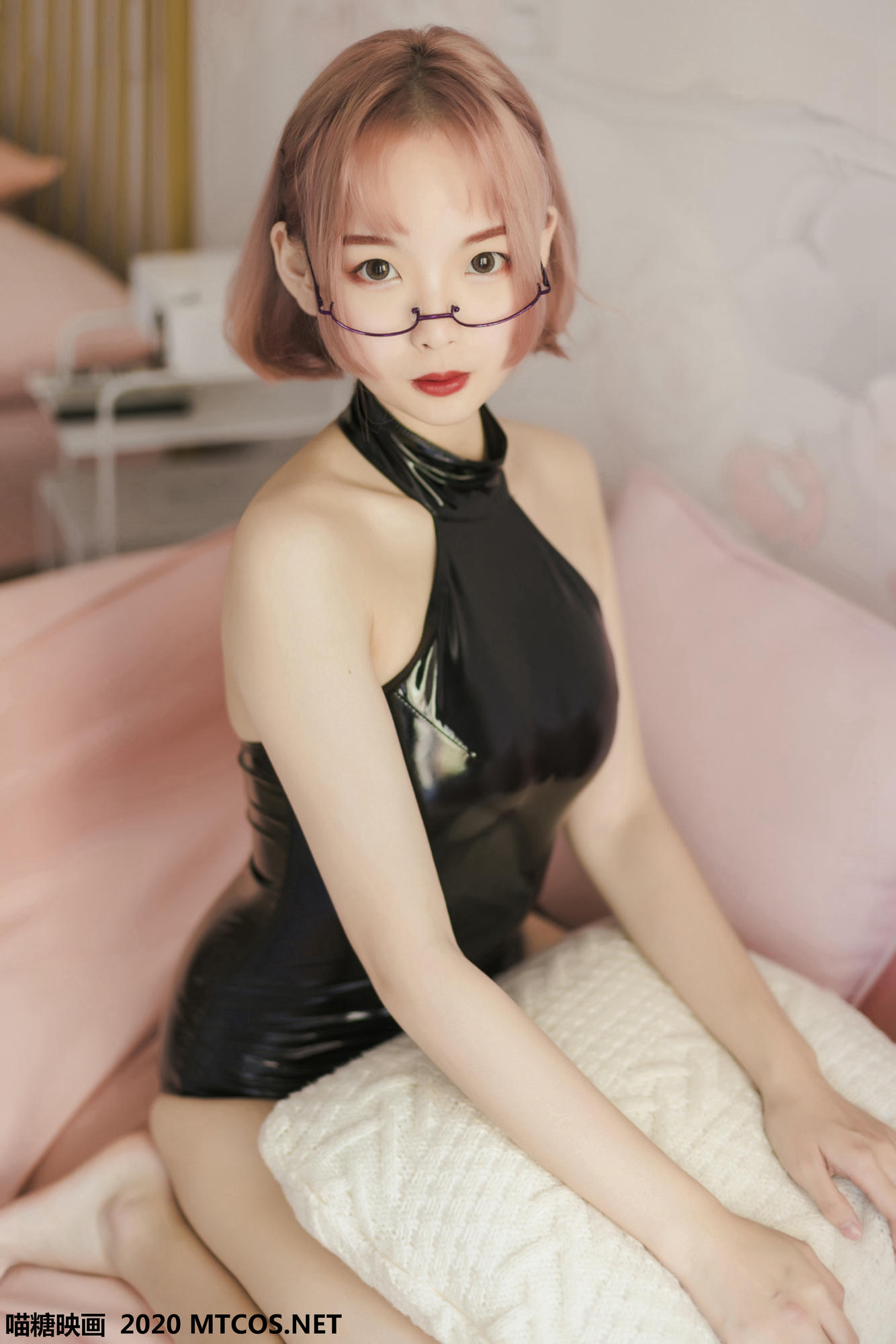 [喵糖映画] VOL.110 长腿眼镜娘[43P／210M]_第1集