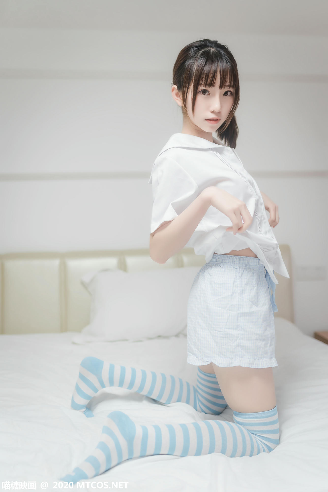 [喵糖映画] VOL.216 Kitaro_绮太郎 蓝色条纹袜[42P／164MB]_第1集