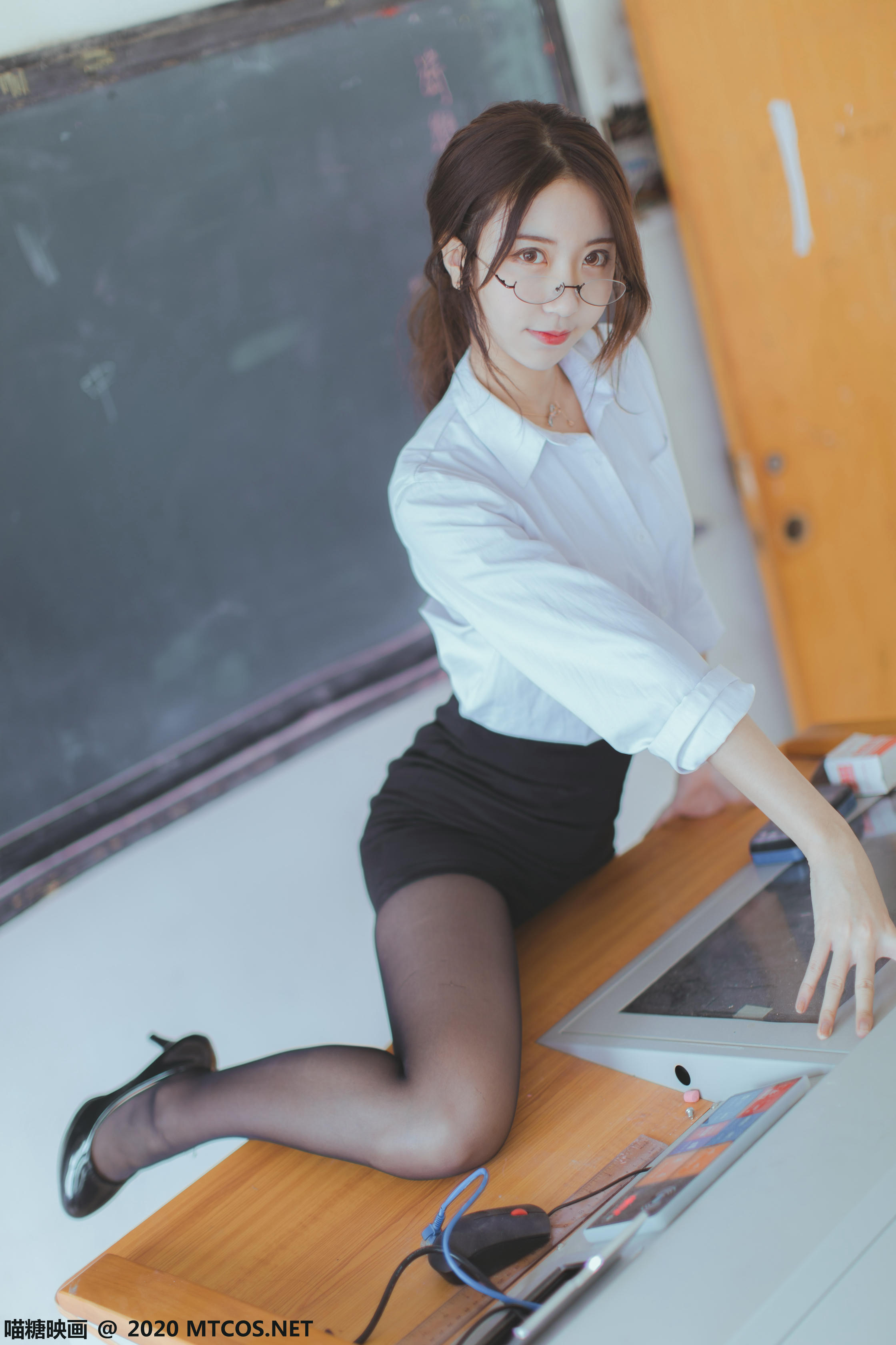 [喵糖映画] VOL.282 OL制服[29P／217MB]_第1集