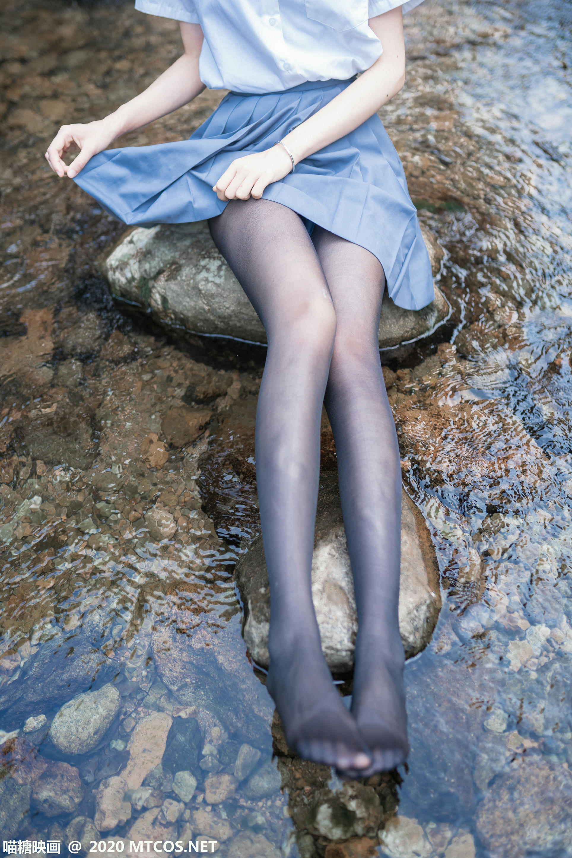 [喵糖映画] JKL.016 溪边JK制服[37P／372MB]_第1集