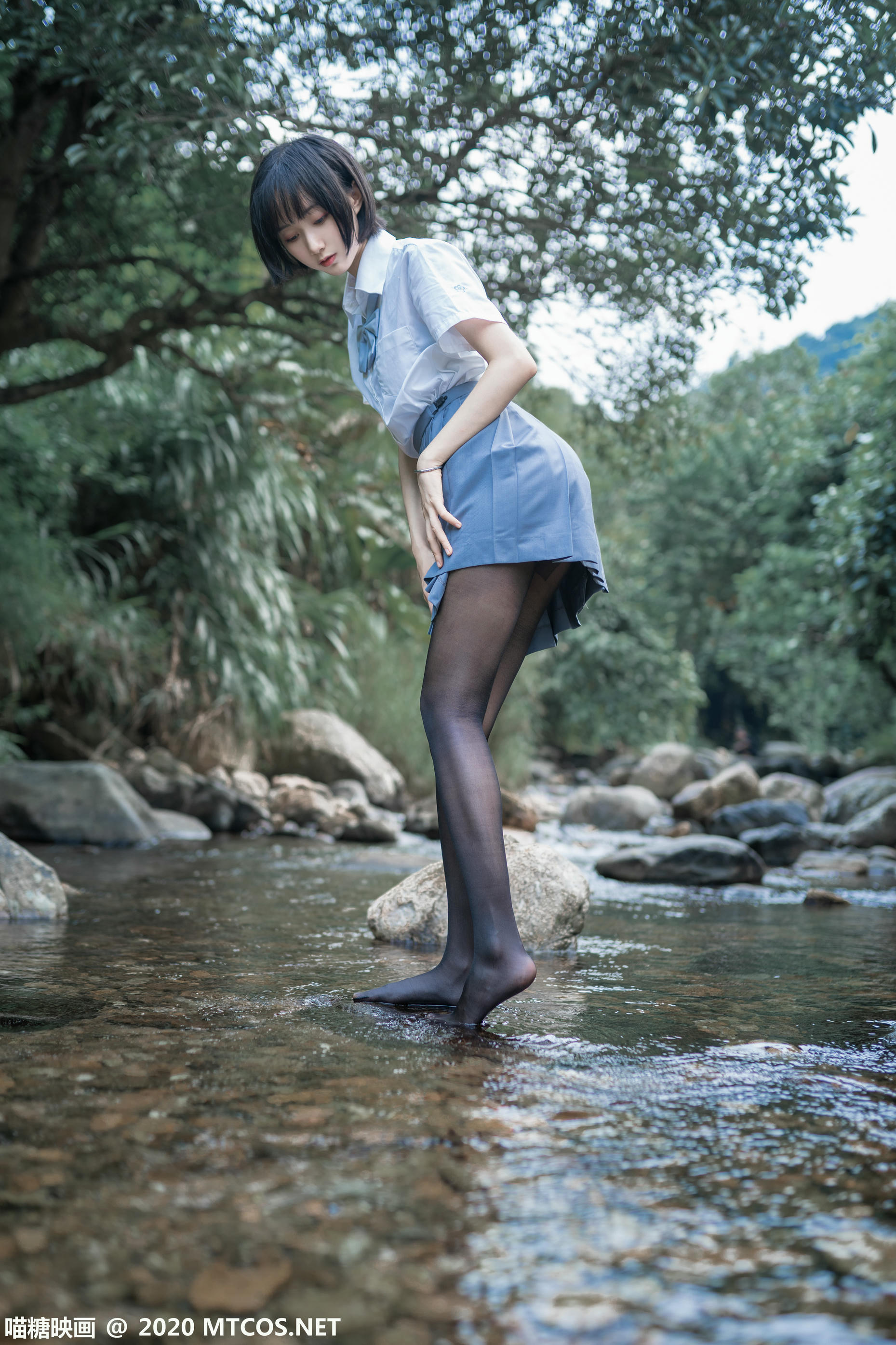 [喵糖映画] JKL.016 溪边JK制服[37P／372MB]_第1集