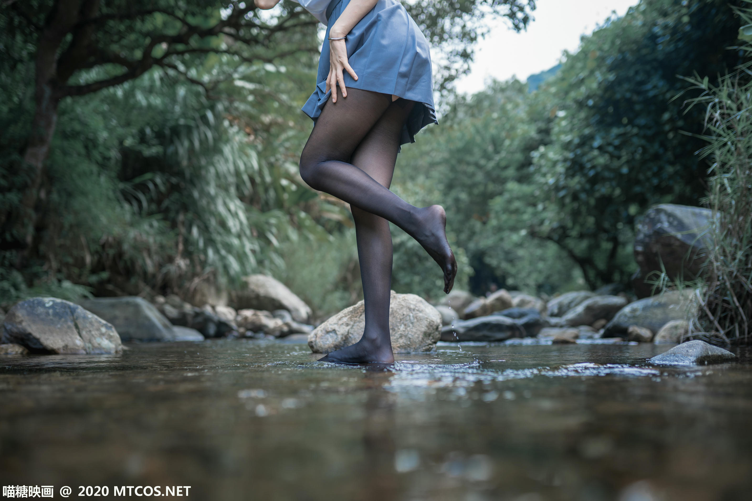 [喵糖映画] JKL.016 溪边JK制服[37P／372MB]_第1集