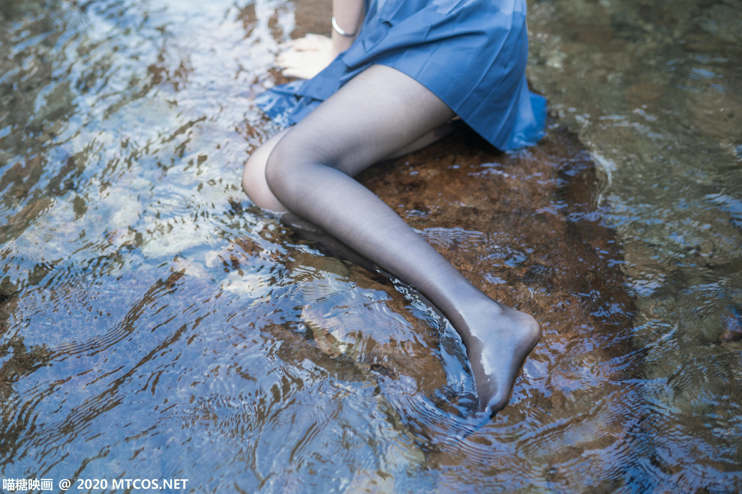 [喵糖映画] JKL.016 溪边JK制服[37P／372MB]_第2集