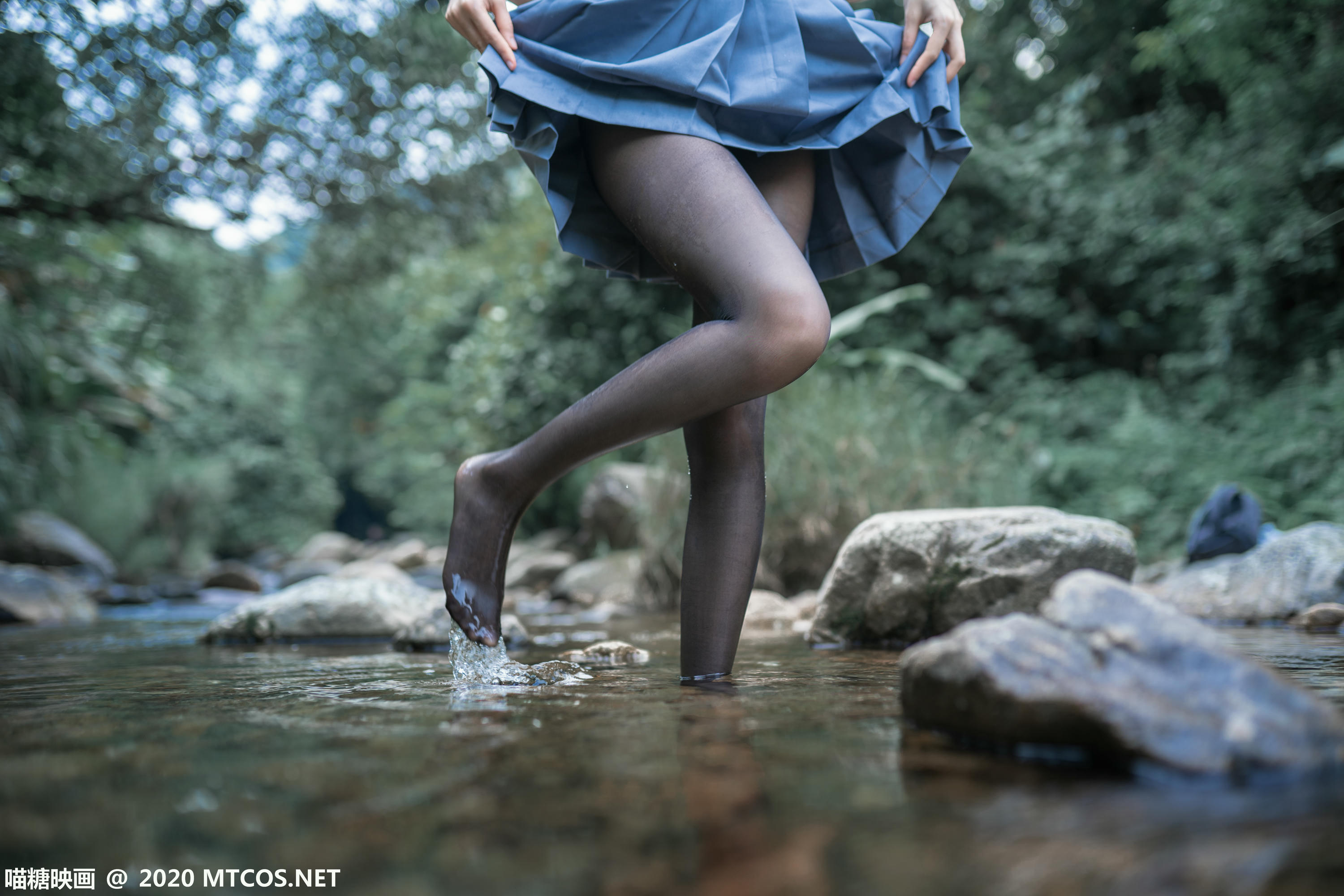 [喵糖映画] JKL.016 溪边JK制服[37P／372MB]_第1集