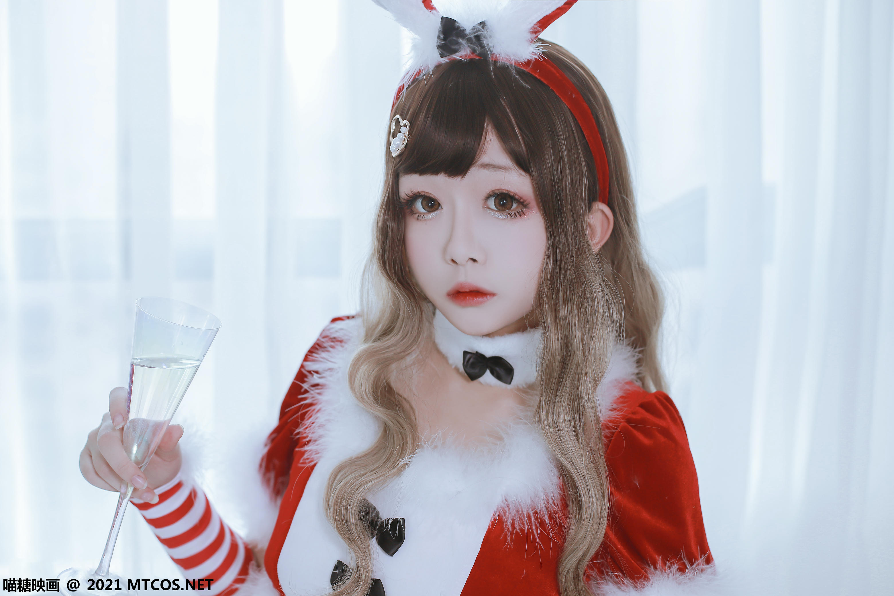 [喵糖映画] VOL.389 红色兔子[33P／444MB]_第2集