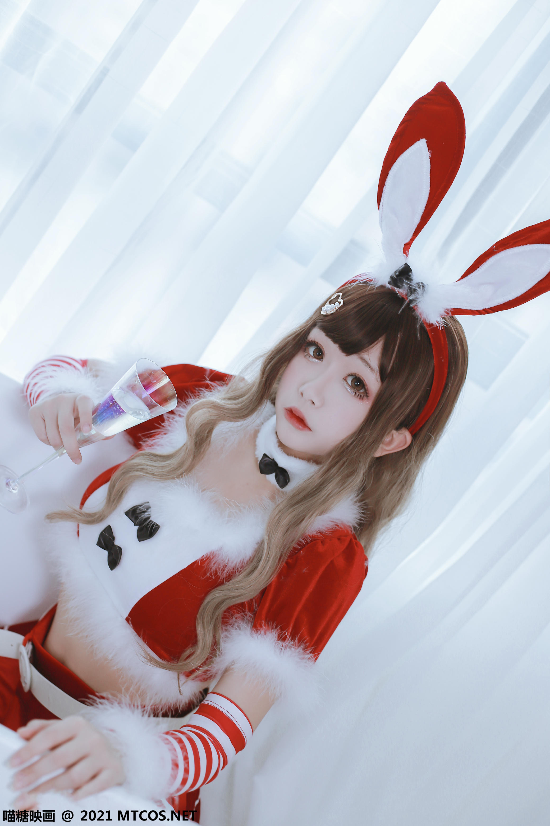 [喵糖映画] VOL.389 红色兔子[33P／444MB]_第1集