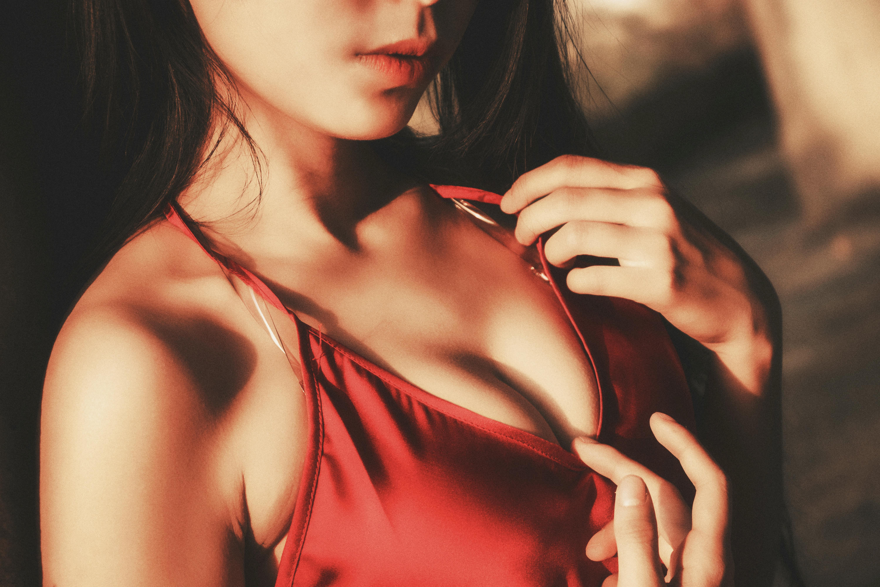 [喵糖映画] VOL.394 红色吊带裙[36P／410MB]_第2集