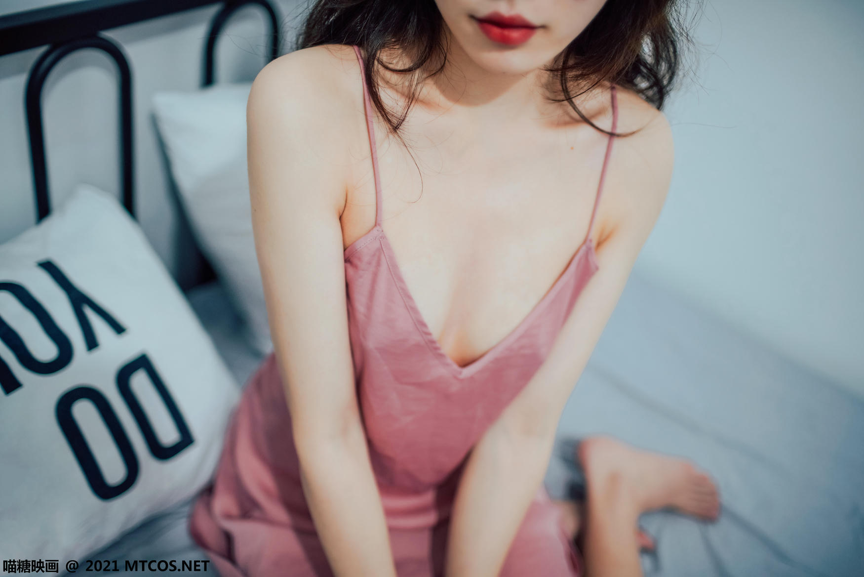 [喵糖映画] VOL.408 粉色吊带睡衣[21P／151MB]_第1集