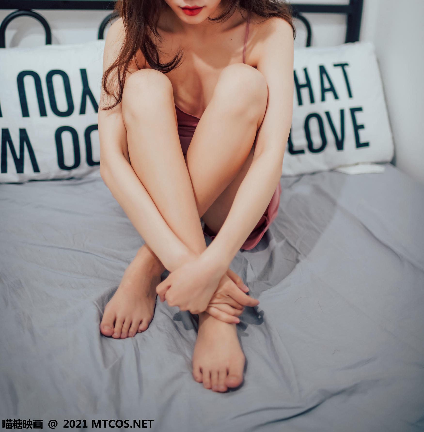 [喵糖映画] VOL.408 粉色吊带睡衣[21P／151MB]_第1集