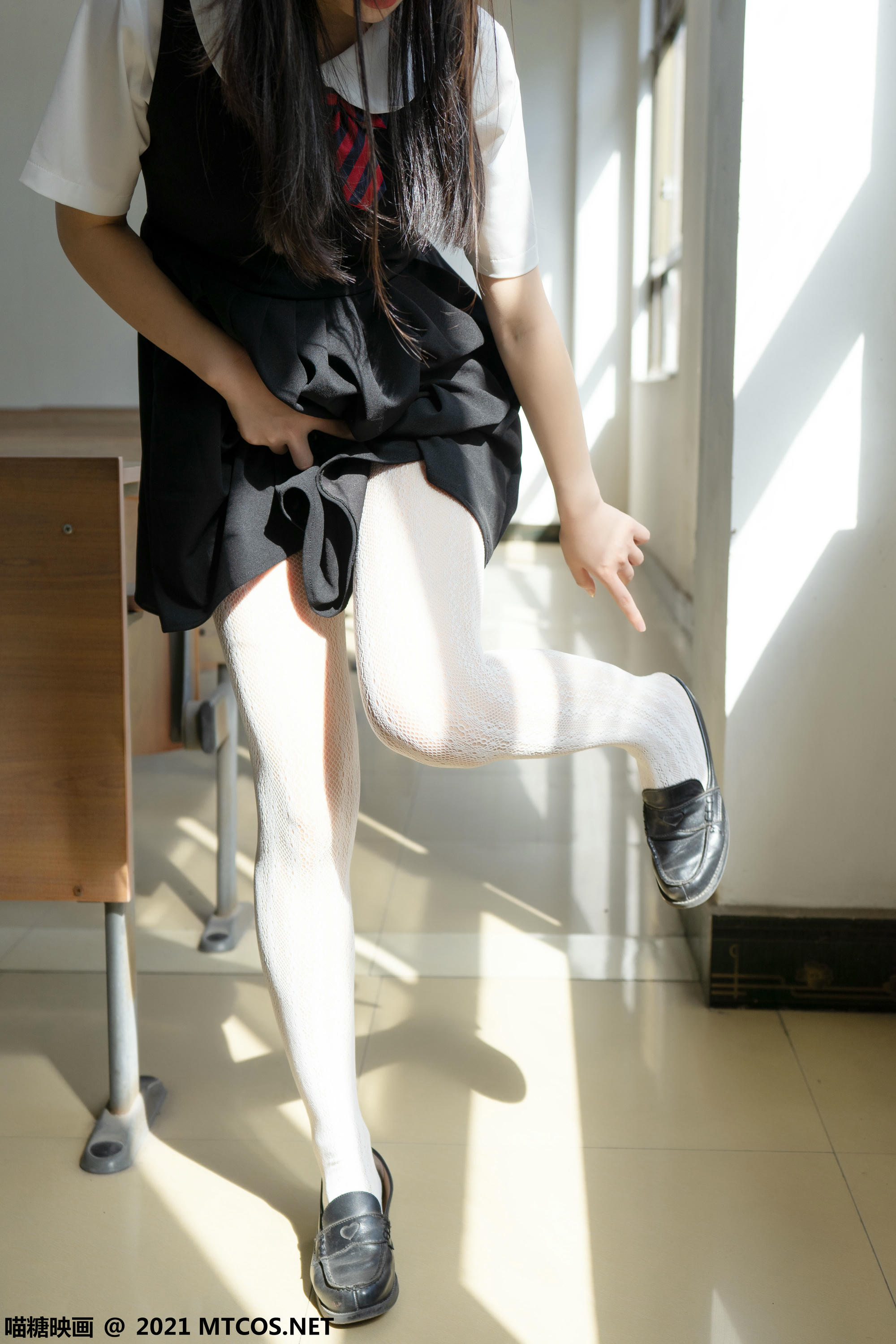 [喵糖映画] VOL.413 教室学妹[39P／337MB]_第1集