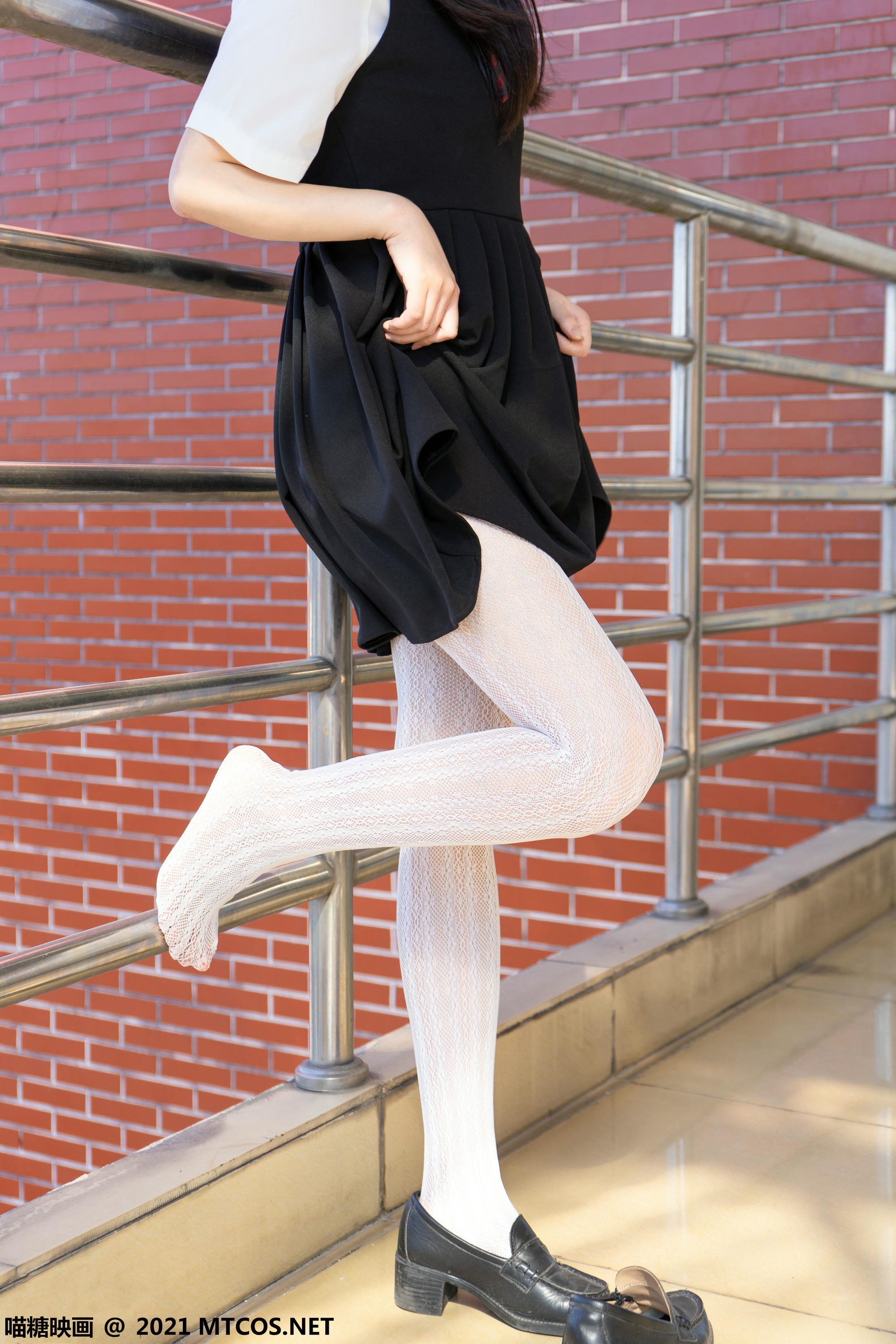 [喵糖映画] VOL.413 教室学妹[39P／337MB]_第2集