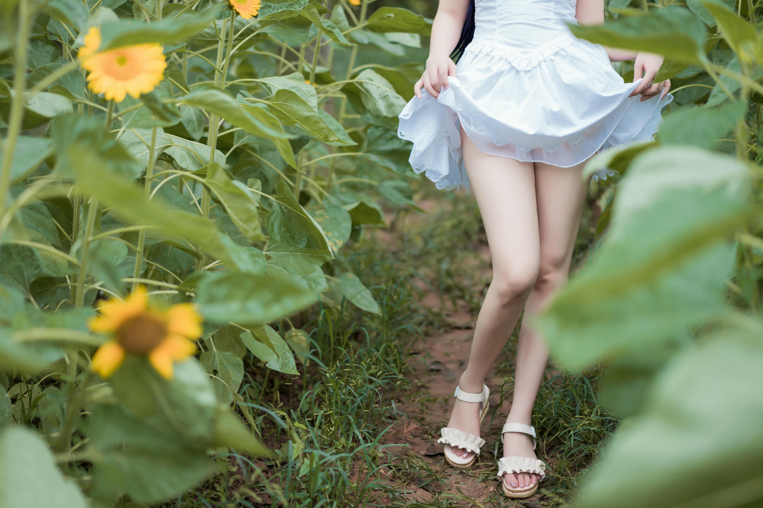 [喵糖映画] VOL.414 花园白裙[37P-402MB]_第1集