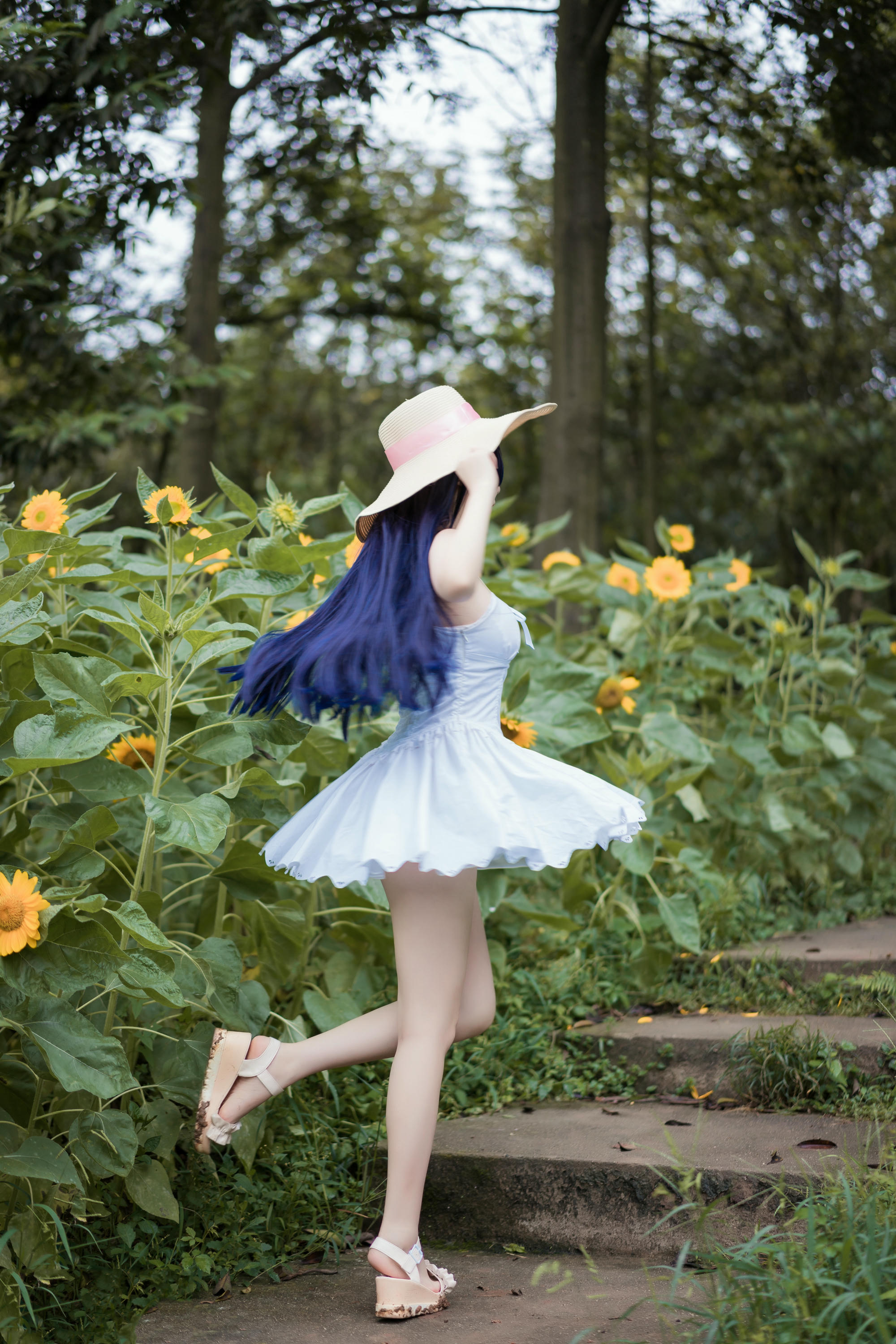 [喵糖映画] VOL.414 花园白裙[37P-402MB]_第1集