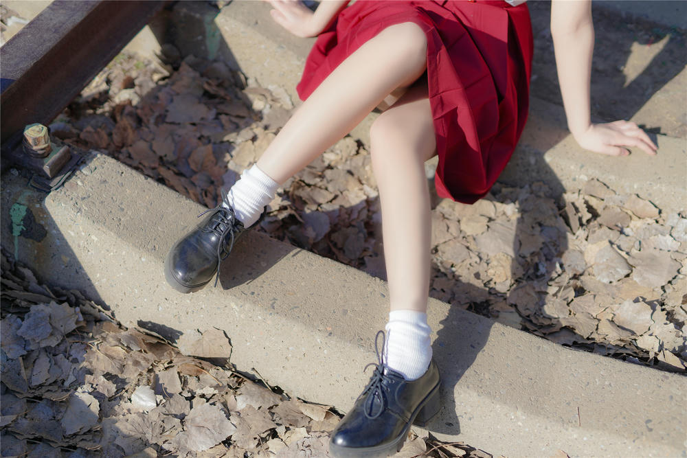 [喵糖映画]VOL.444 红色JK裙[39P／107MB]_第2集