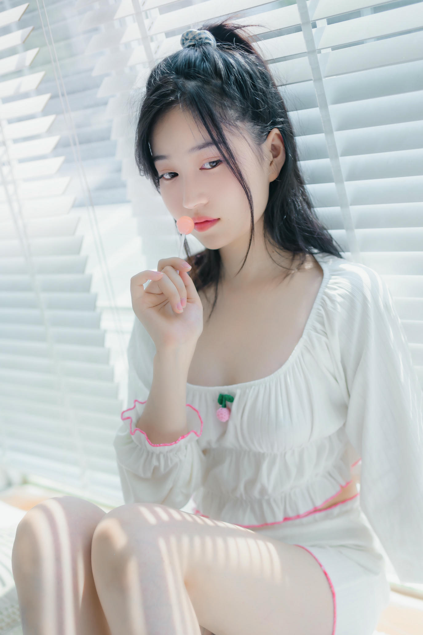 年年 NO.063 爱吃棒棒糖的少女[35P-123.7M]_第1集