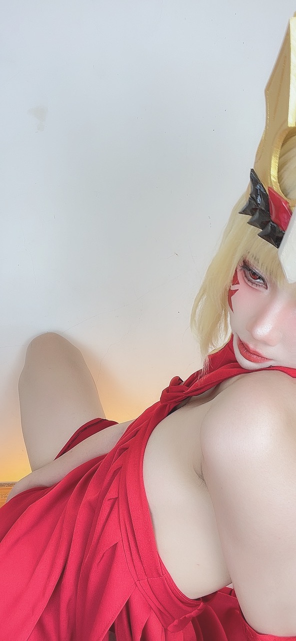 越南coser-PoppaChan NO.039 Draco Beast (FGO) [109P10V-681MB]-Selfies_第1集